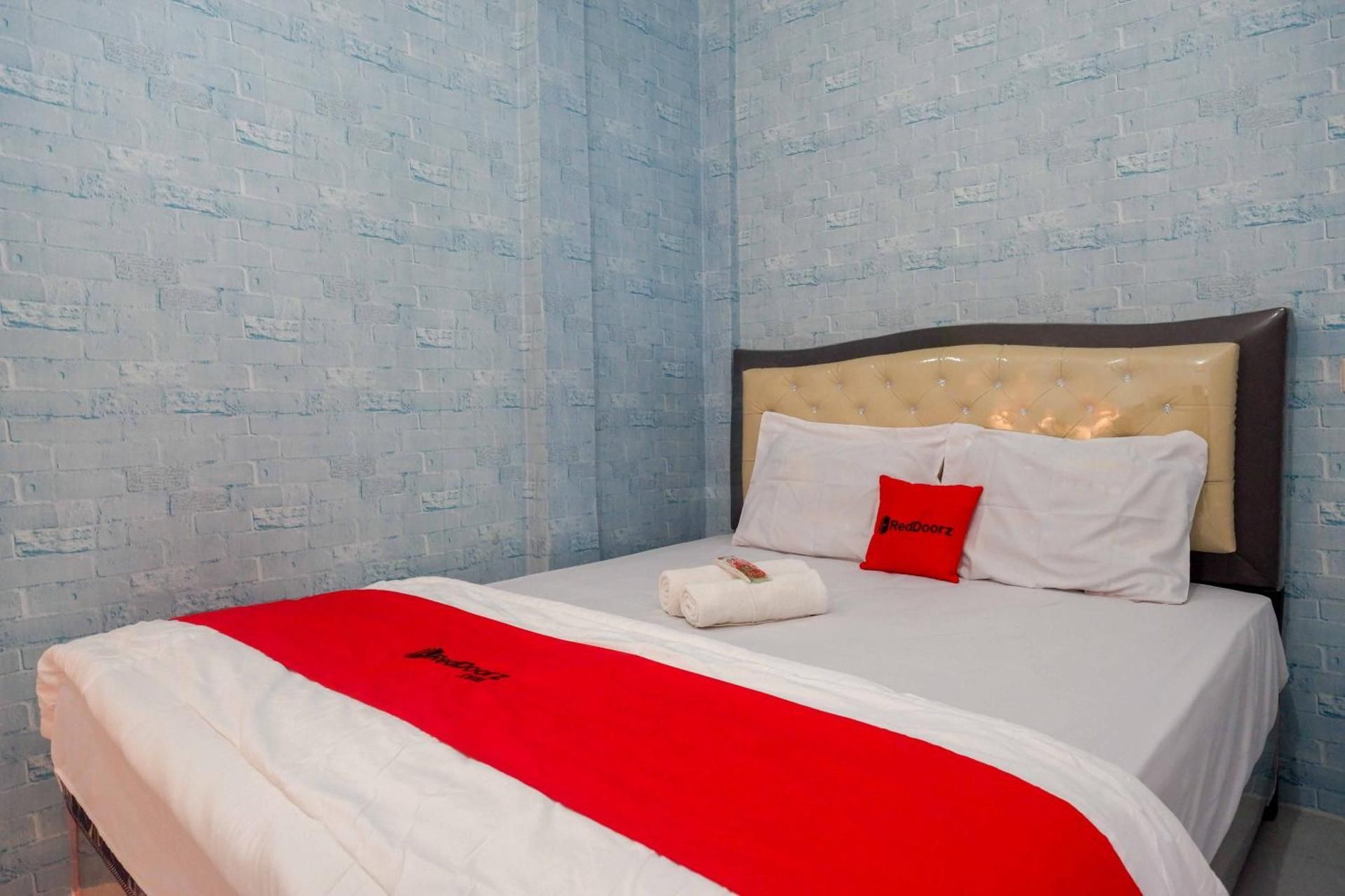 RedDoorz Syariah near RS Mitra Siaga Deluxe Room