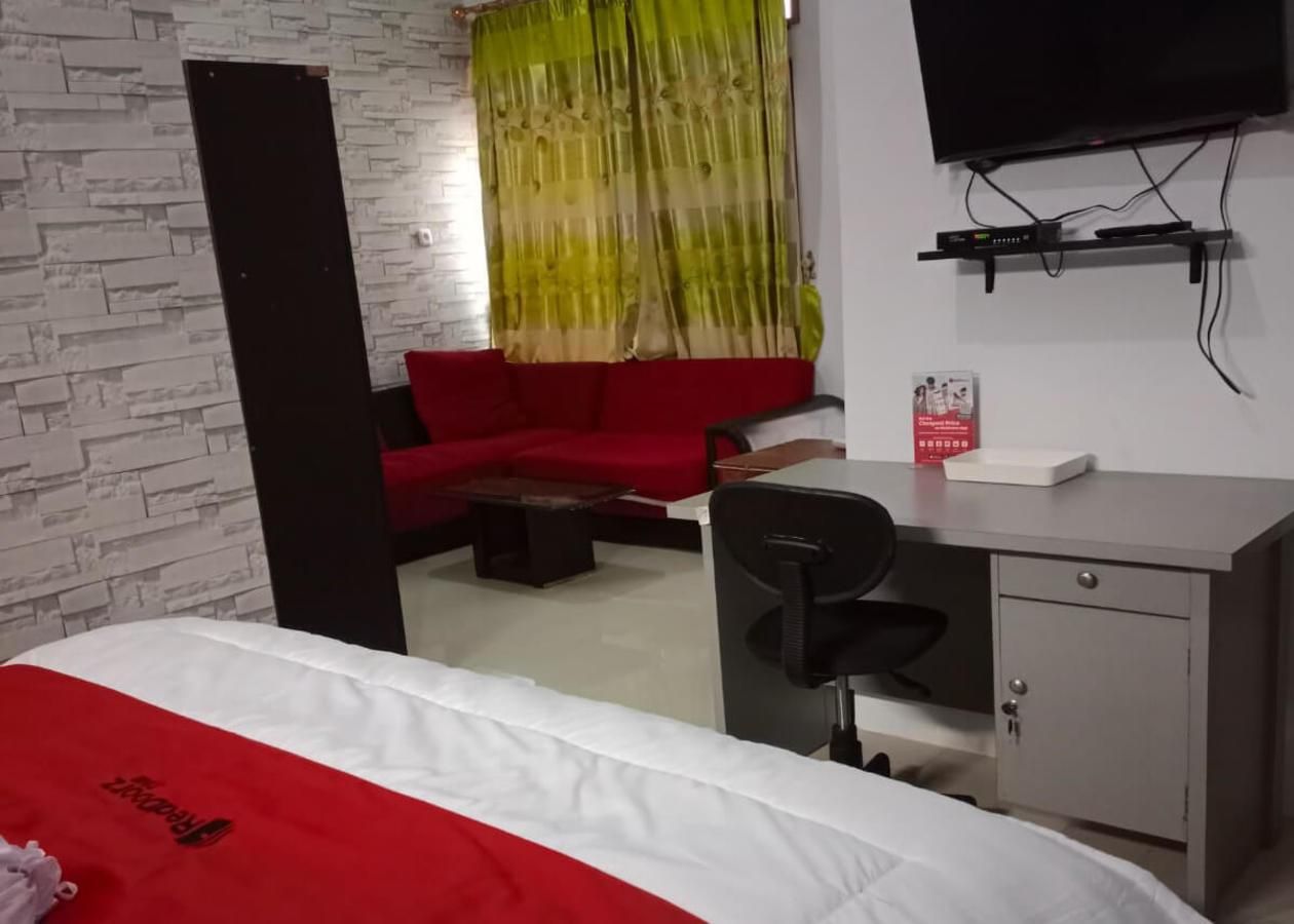 RedDoorz Syariah near RS Mitra Siaga Deluxe Room 2