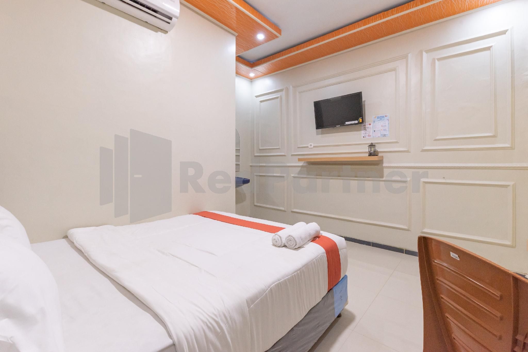 Rifal Inn Mitra RedDoorz Deluxe Room