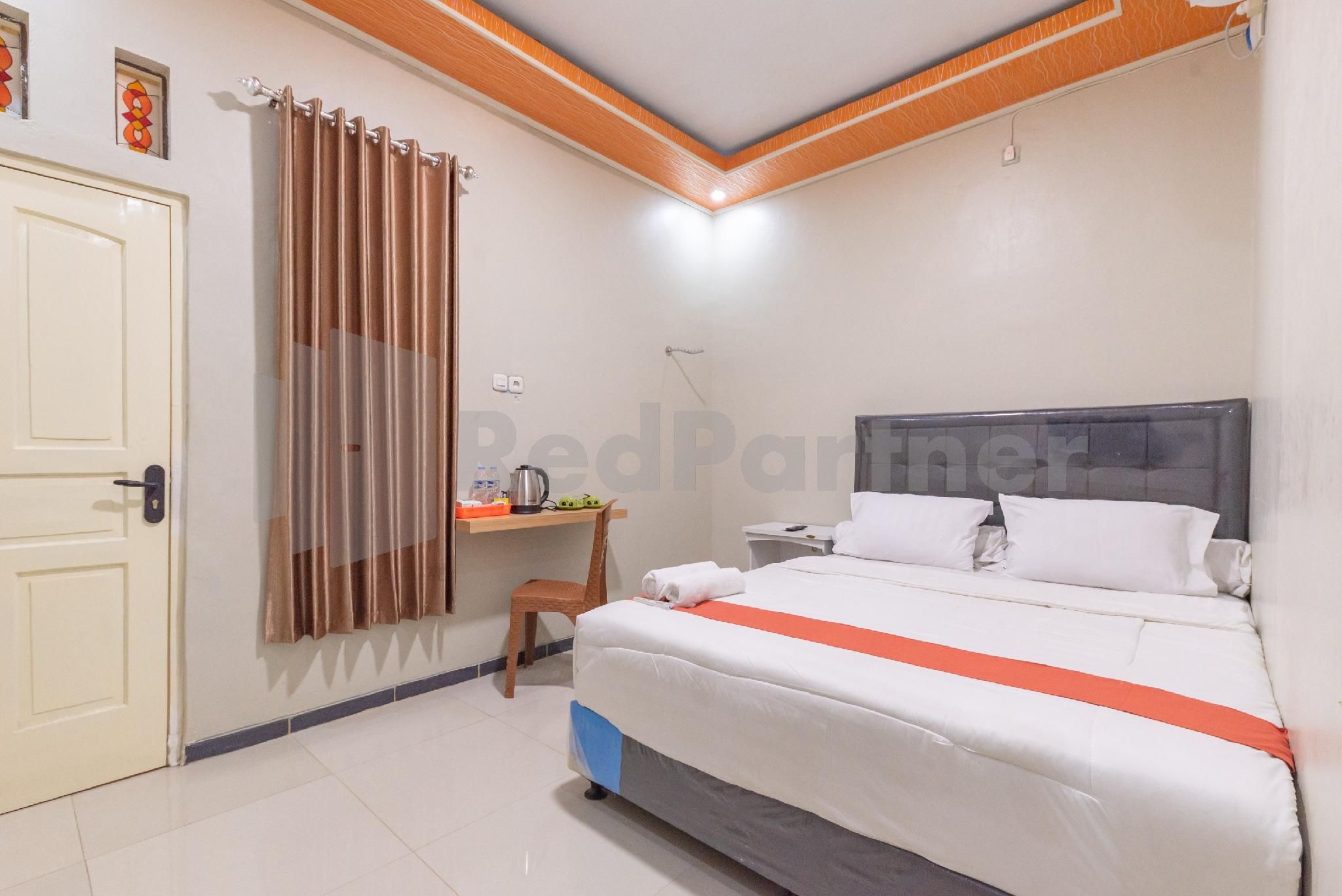 Rifal Inn Mitra RedDoorz Deluxe Room 2