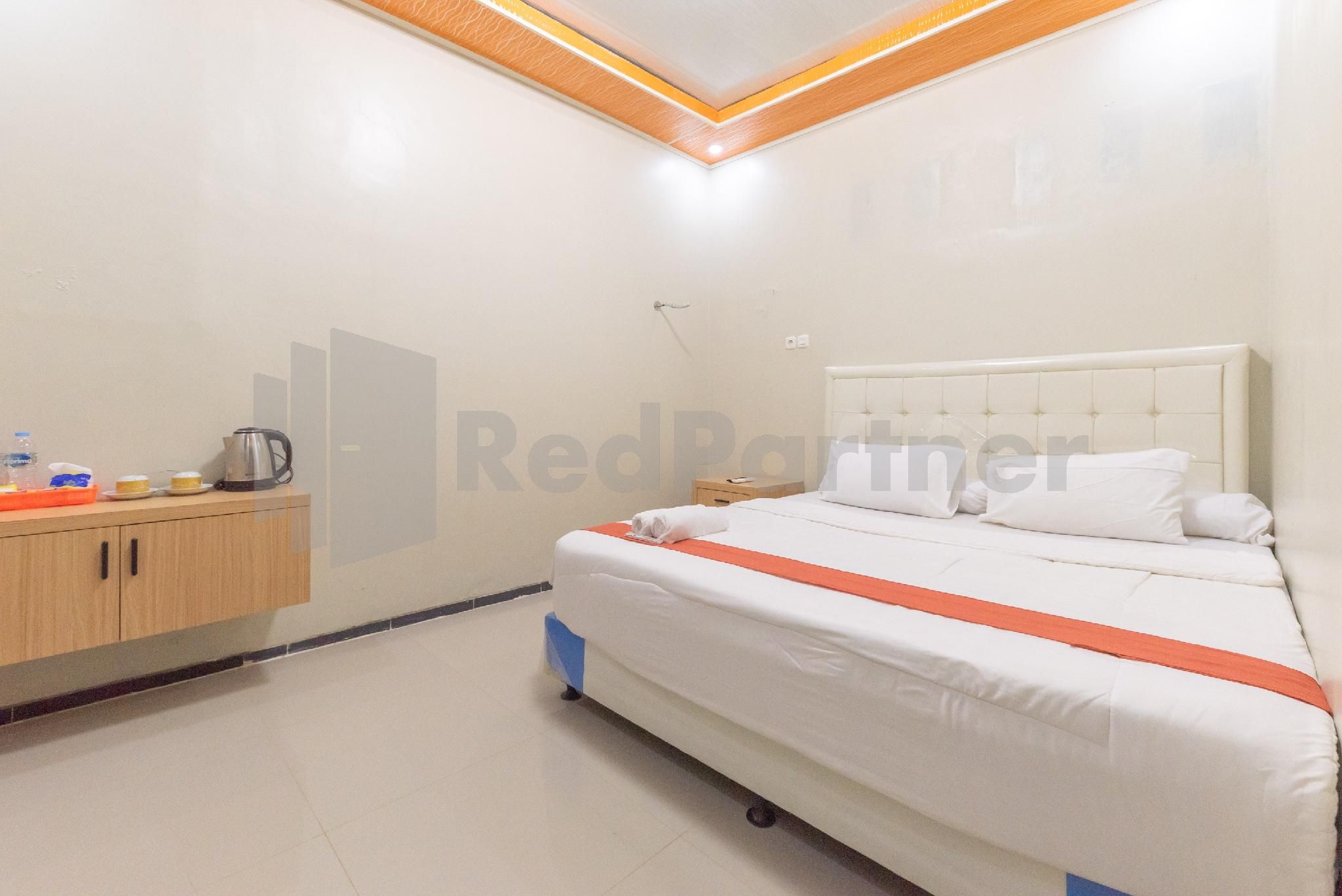 Rifal Inn Mitra RedDoorz Suite 2