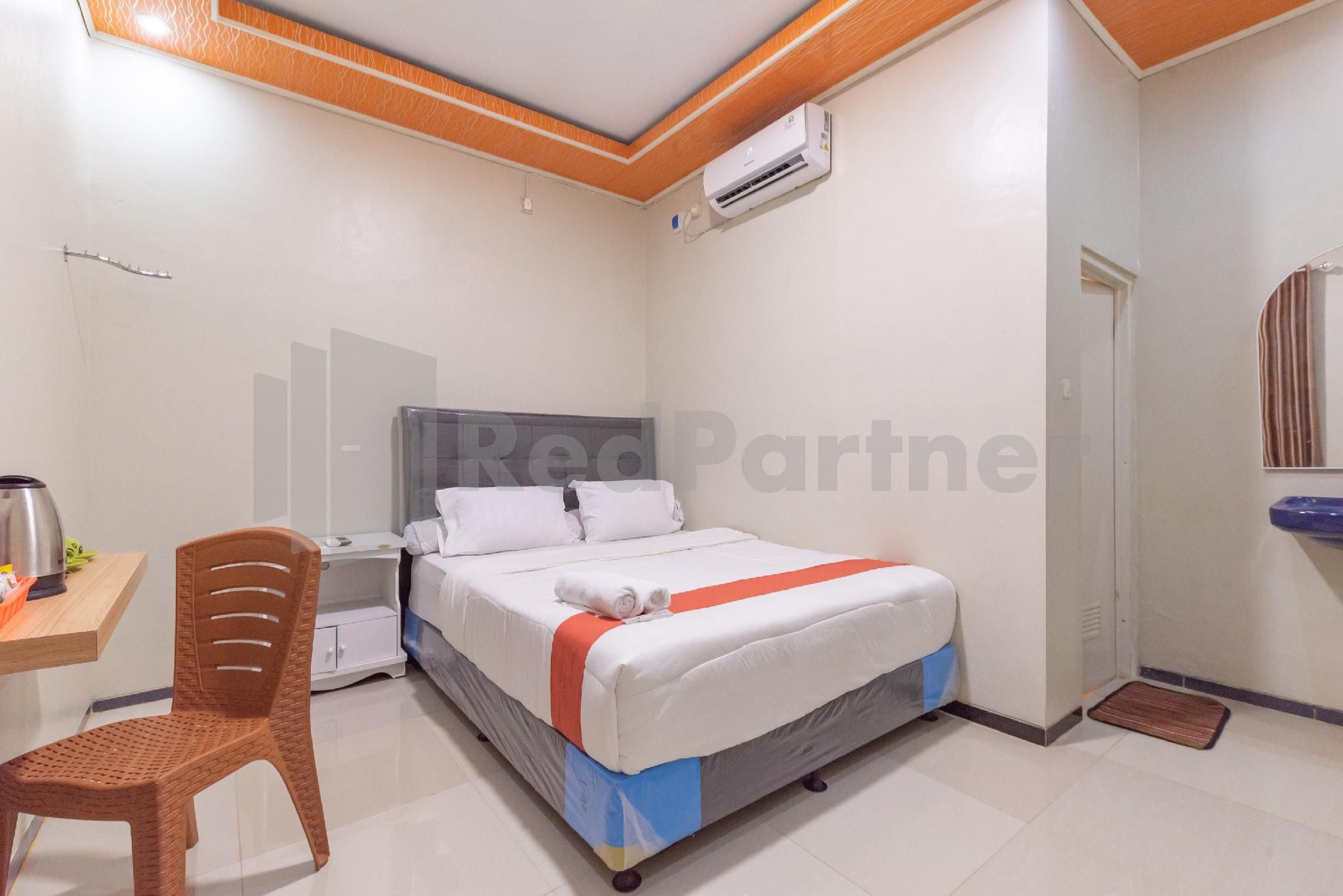 Rifal Inn Mitra RedDoorz Deluxe Room 3