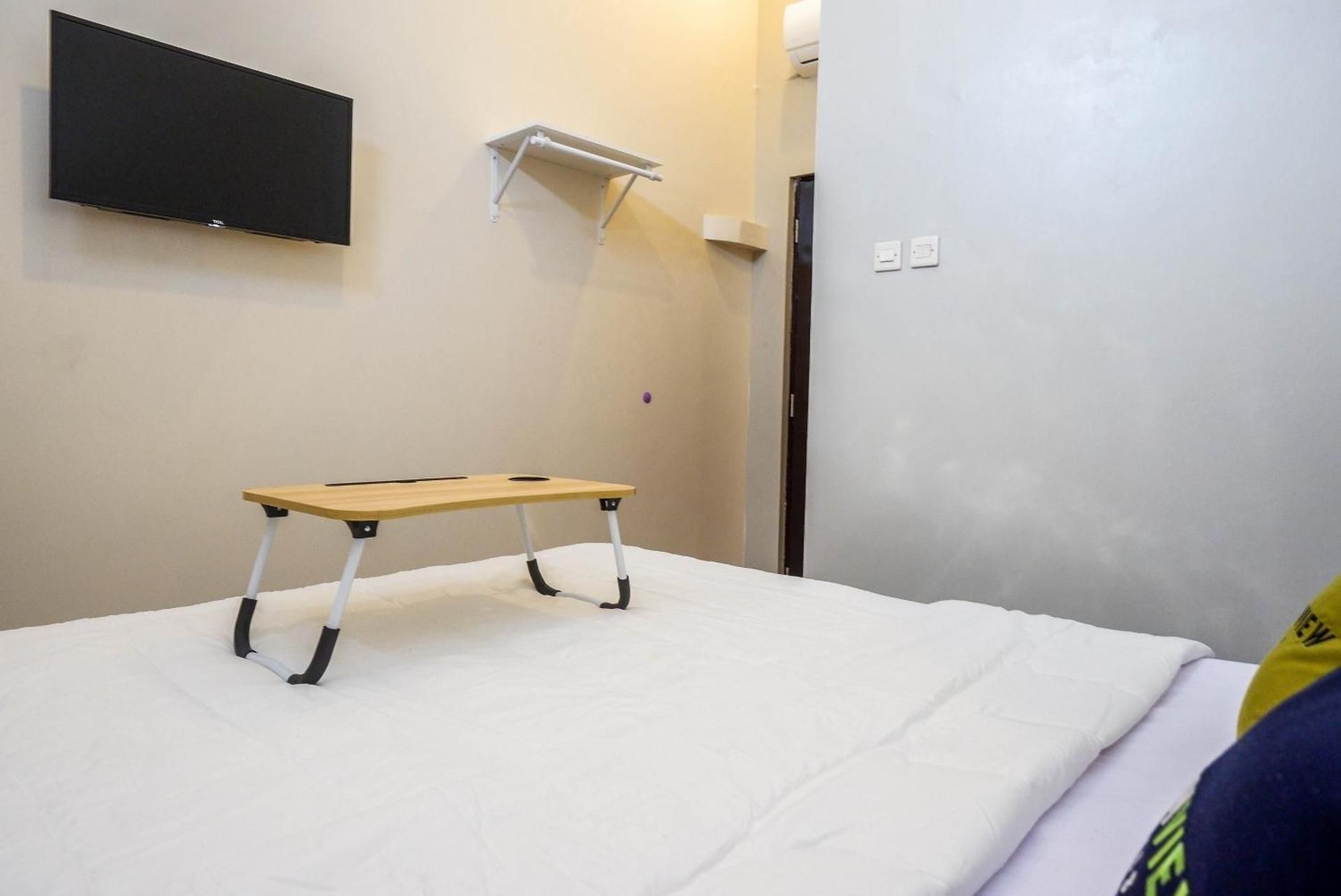 Urbanview Hotel near Alun Alun Tegal Single Room 2