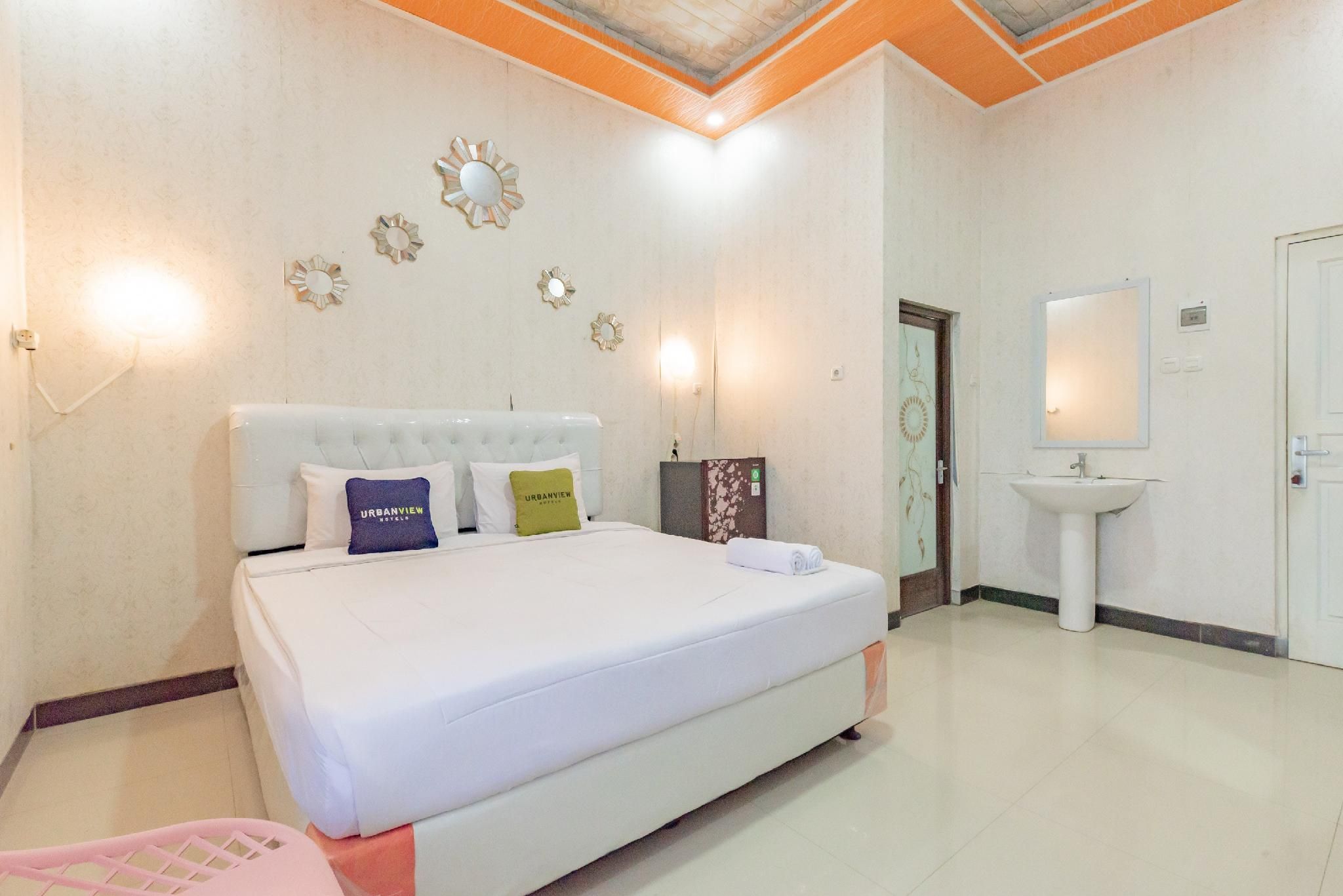 Urbanview Hotel Rifal Home Tegal Deluxe Room 2