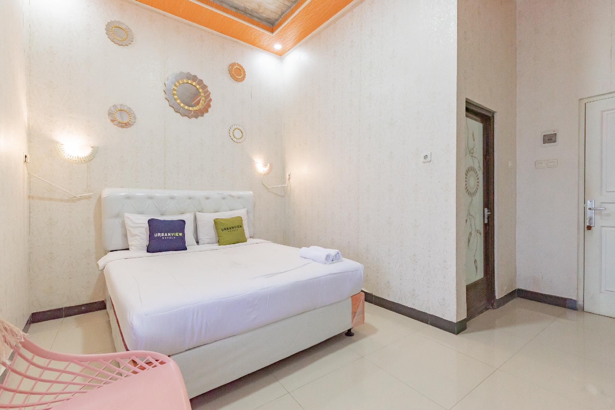 Urbanview Hotel Rifal Home Tegal Suite Room 2