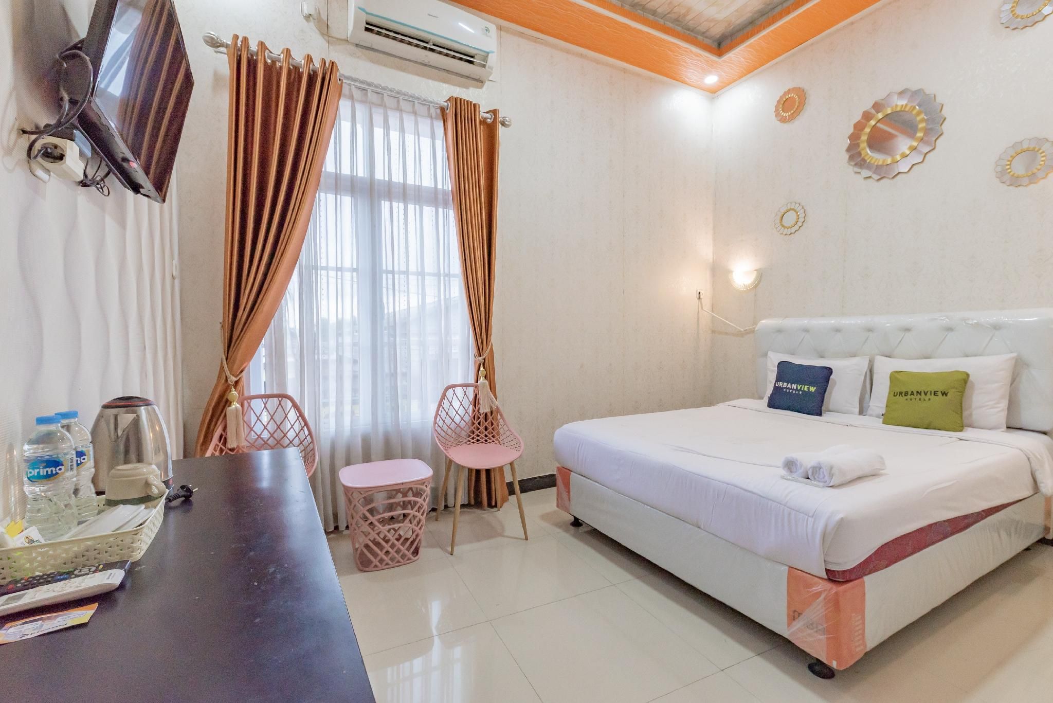 Urbanview Hotel Rifal Home Tegal Suite Room