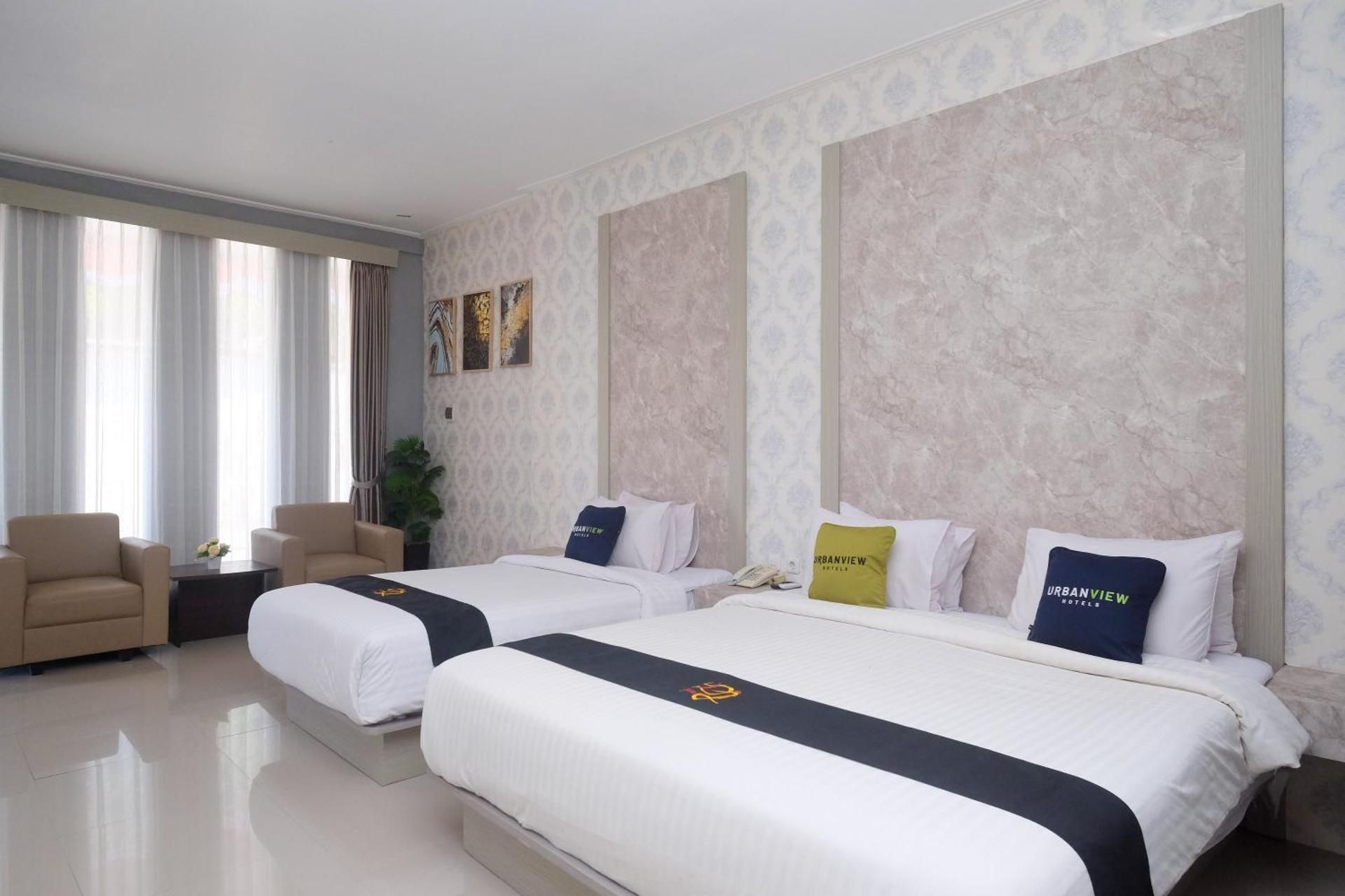 Urbanview Hotel DJ Inn Tegal Family Room