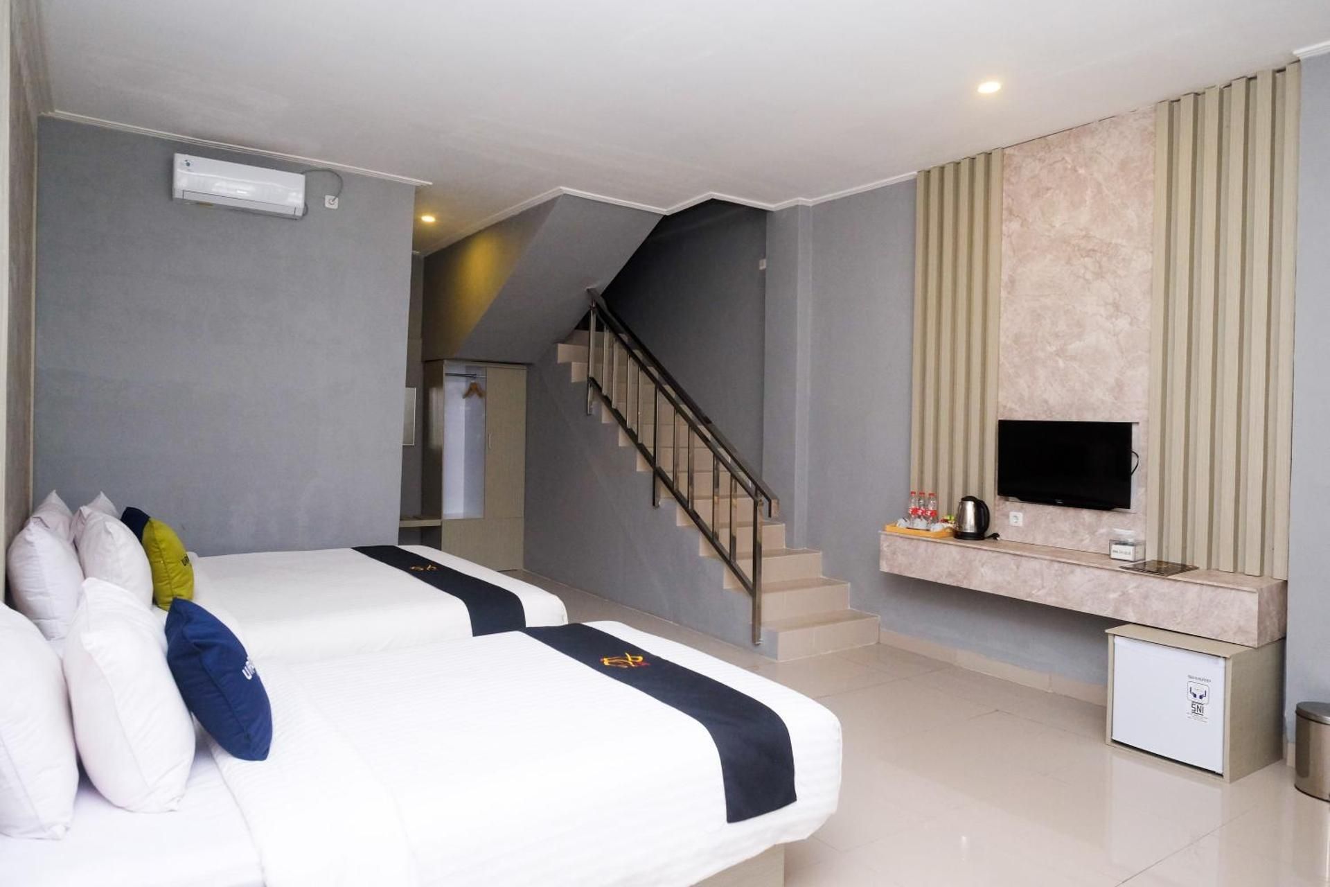 Urbanview Hotel DJ Inn Tegal Family Room 2