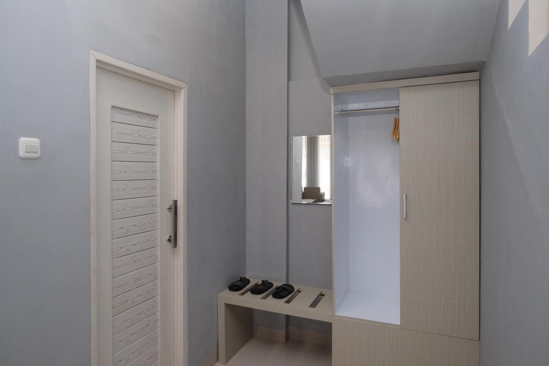 Urbanview Hotel DJ Inn Tegal Family Room 3