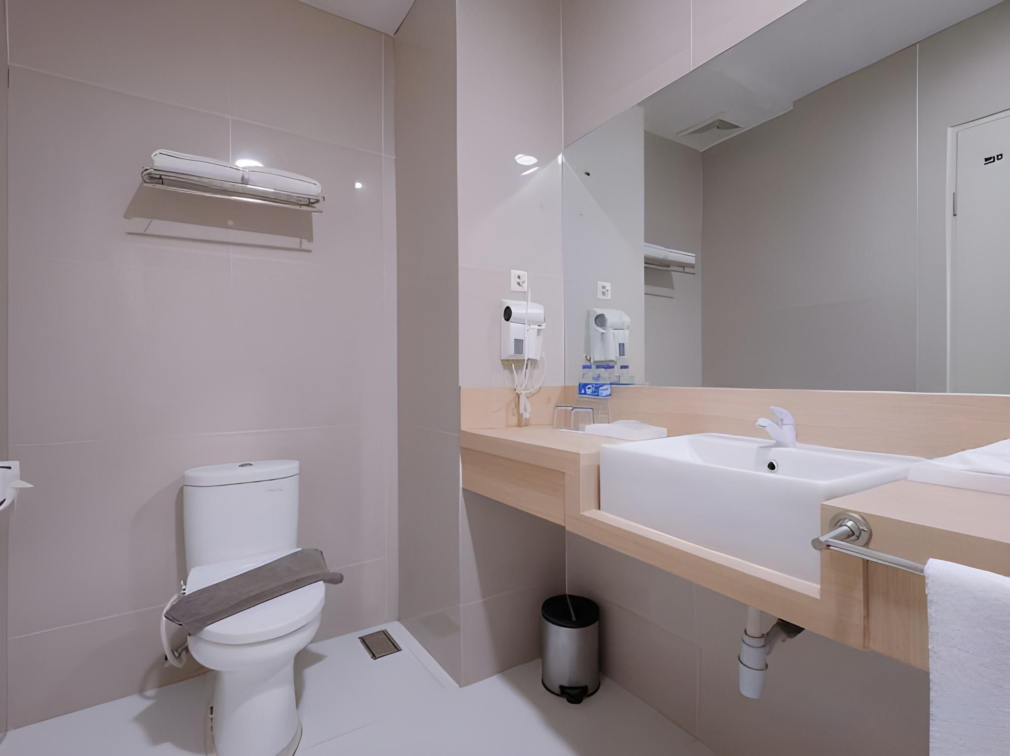 Premiere Hotel Tegal Suite 2