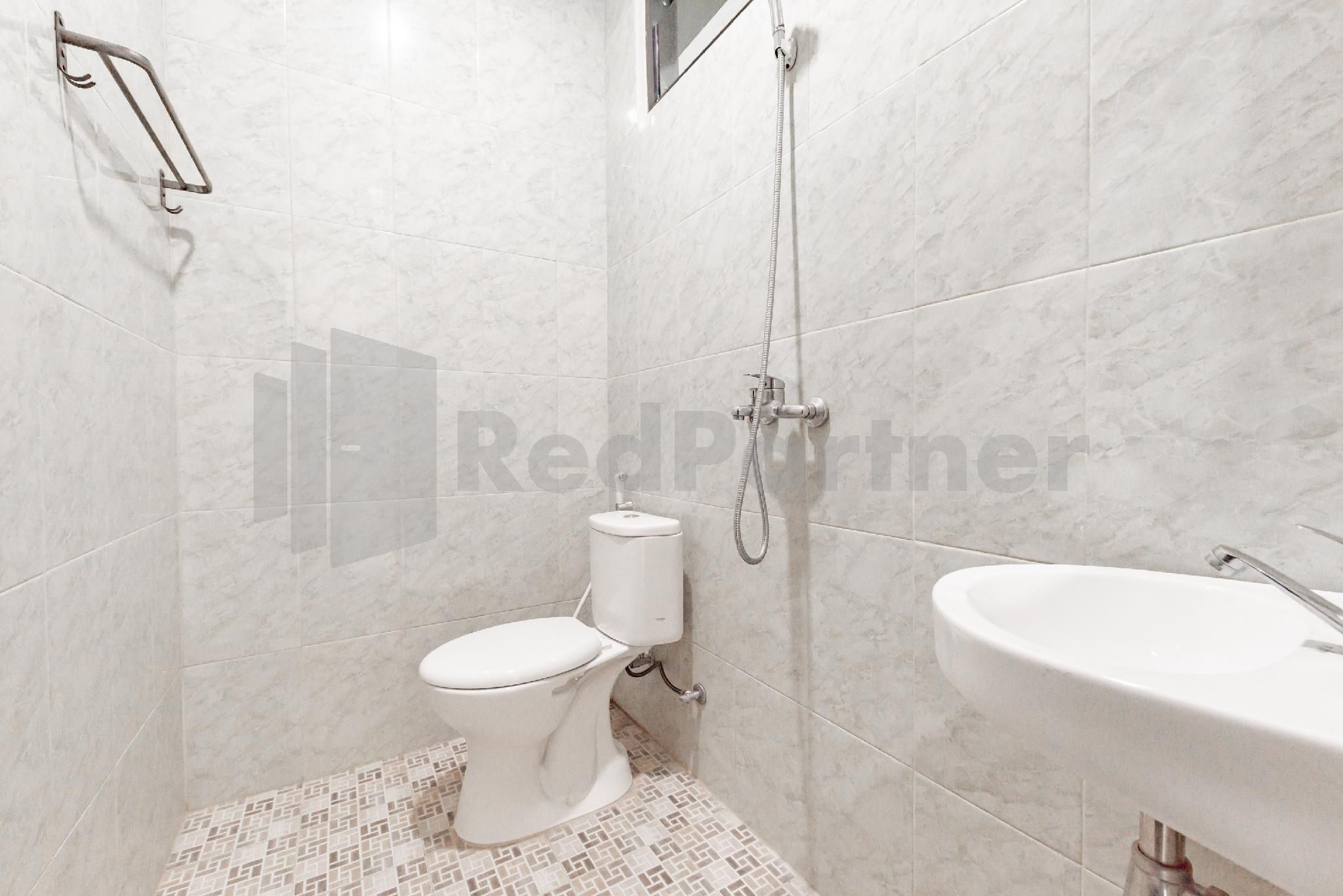 Zumo Home Tegal Mitra RedDoorz Twin Room 3