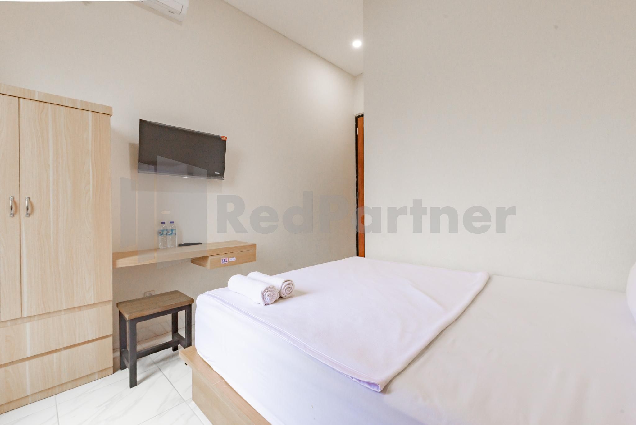 Zumo Home Tegal Mitra RedDoorz Standard Room 2