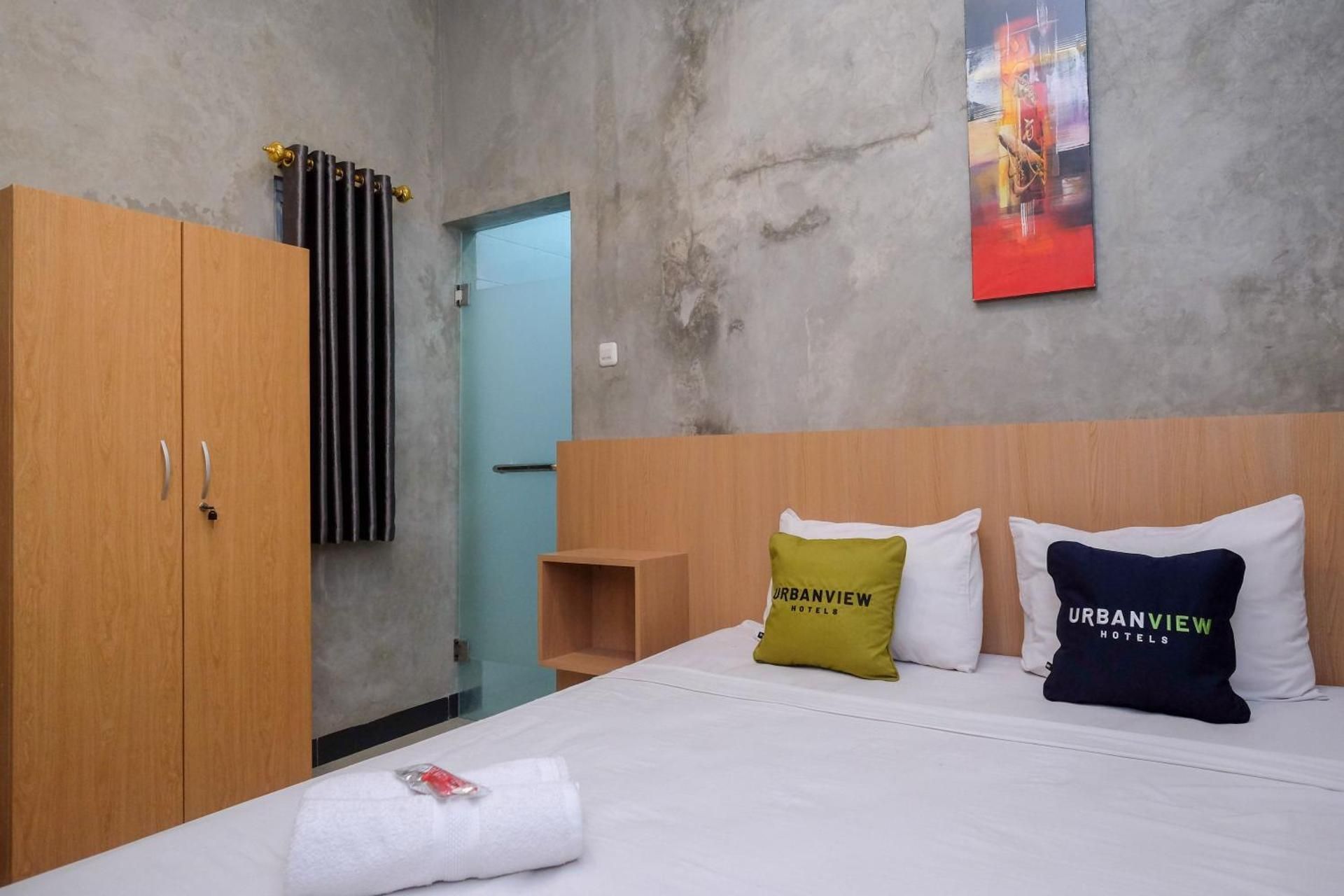 Urbanview Hotel Syariah Artamara Tegal by RedDoorz Budget Double Room 2