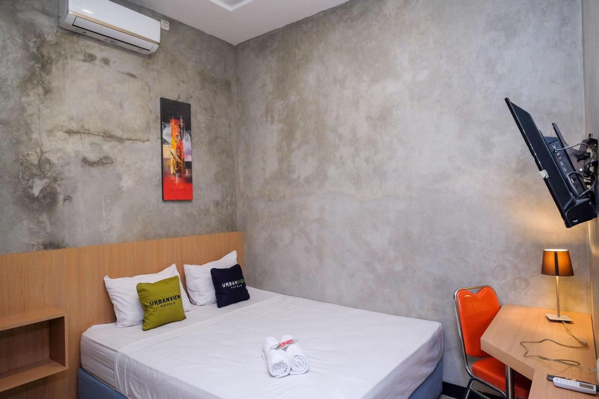 Urbanview Hotel Syariah Artamara Tegal by RedDoorz Budget Double Room