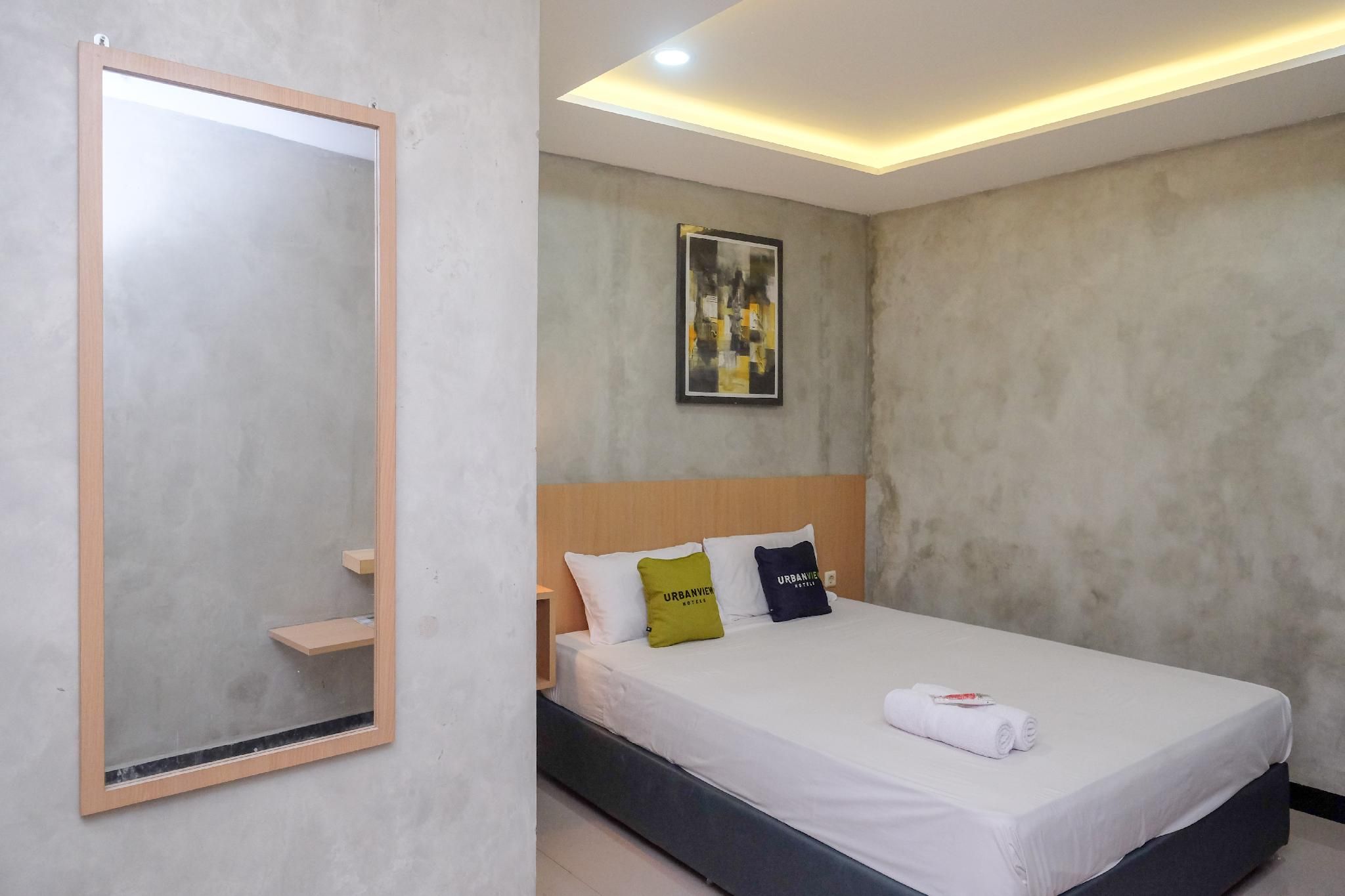 Urbanview Hotel Syariah Artamara Tegal by RedDoorz Deluxe Room 2