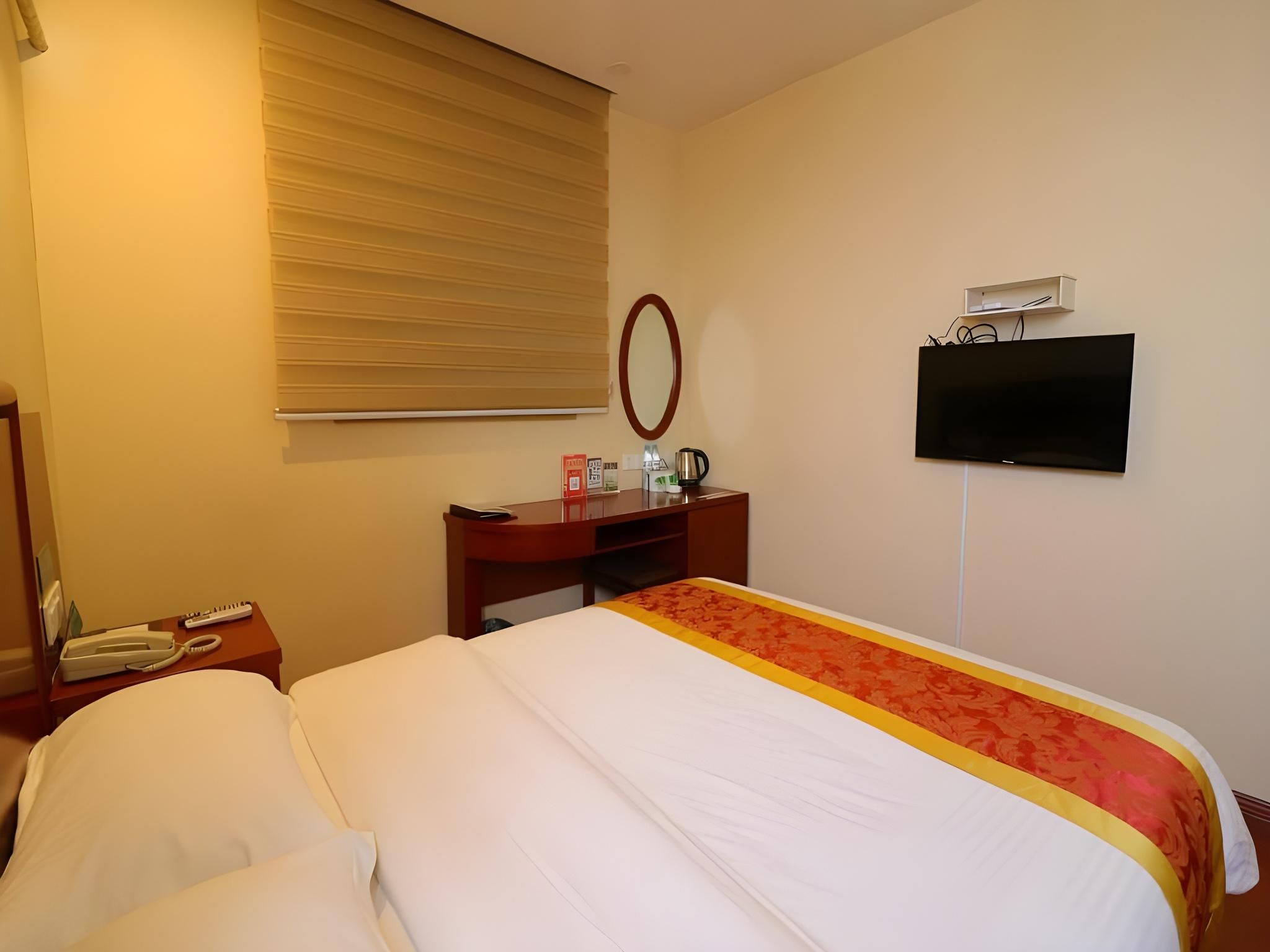 GTR - 1 Bed Guest Room with Aisle window