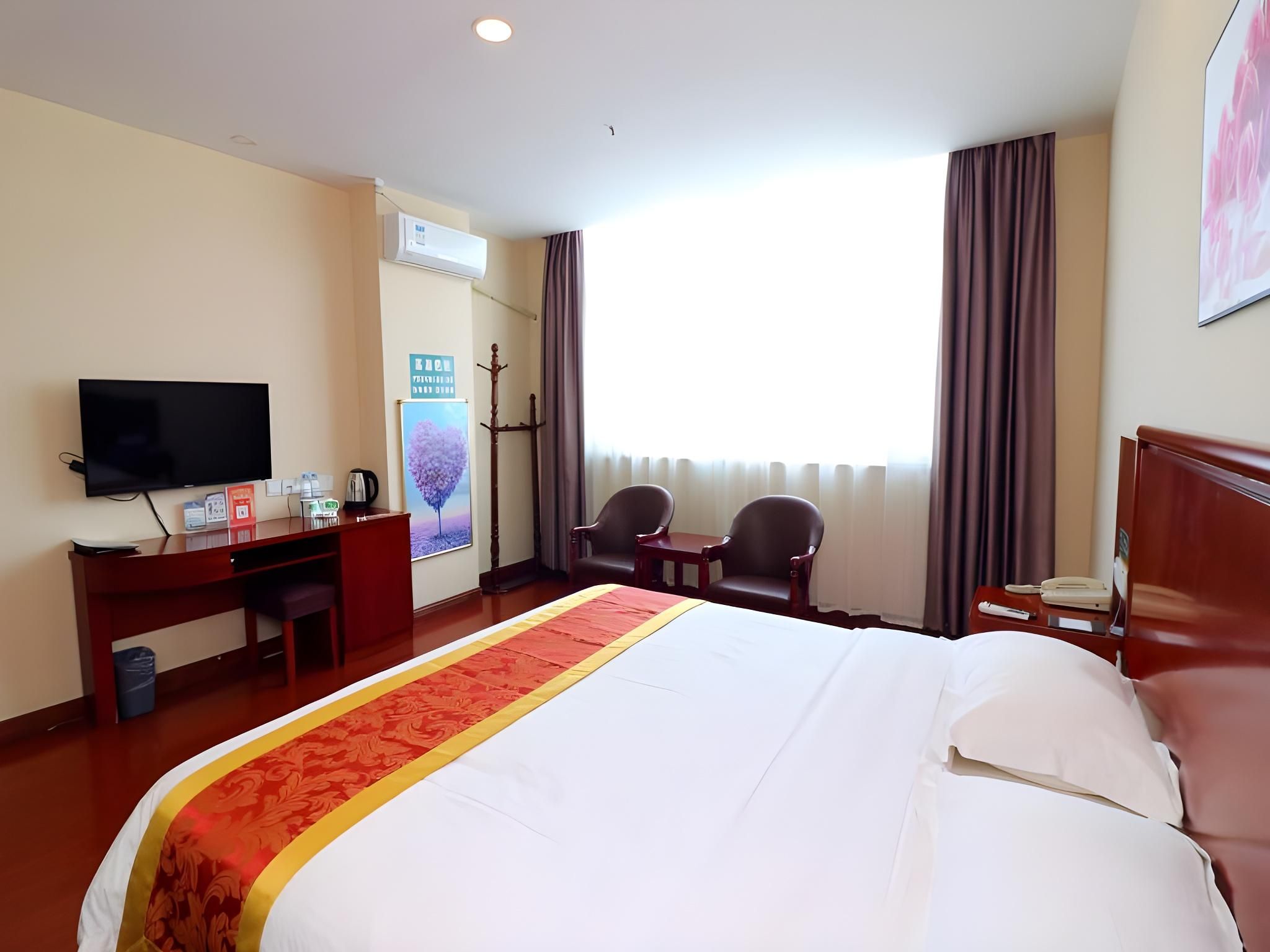 Feature Queen Room