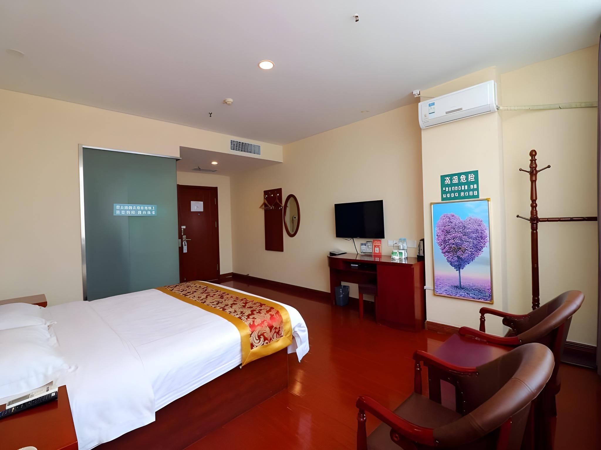 Feature Queen Room