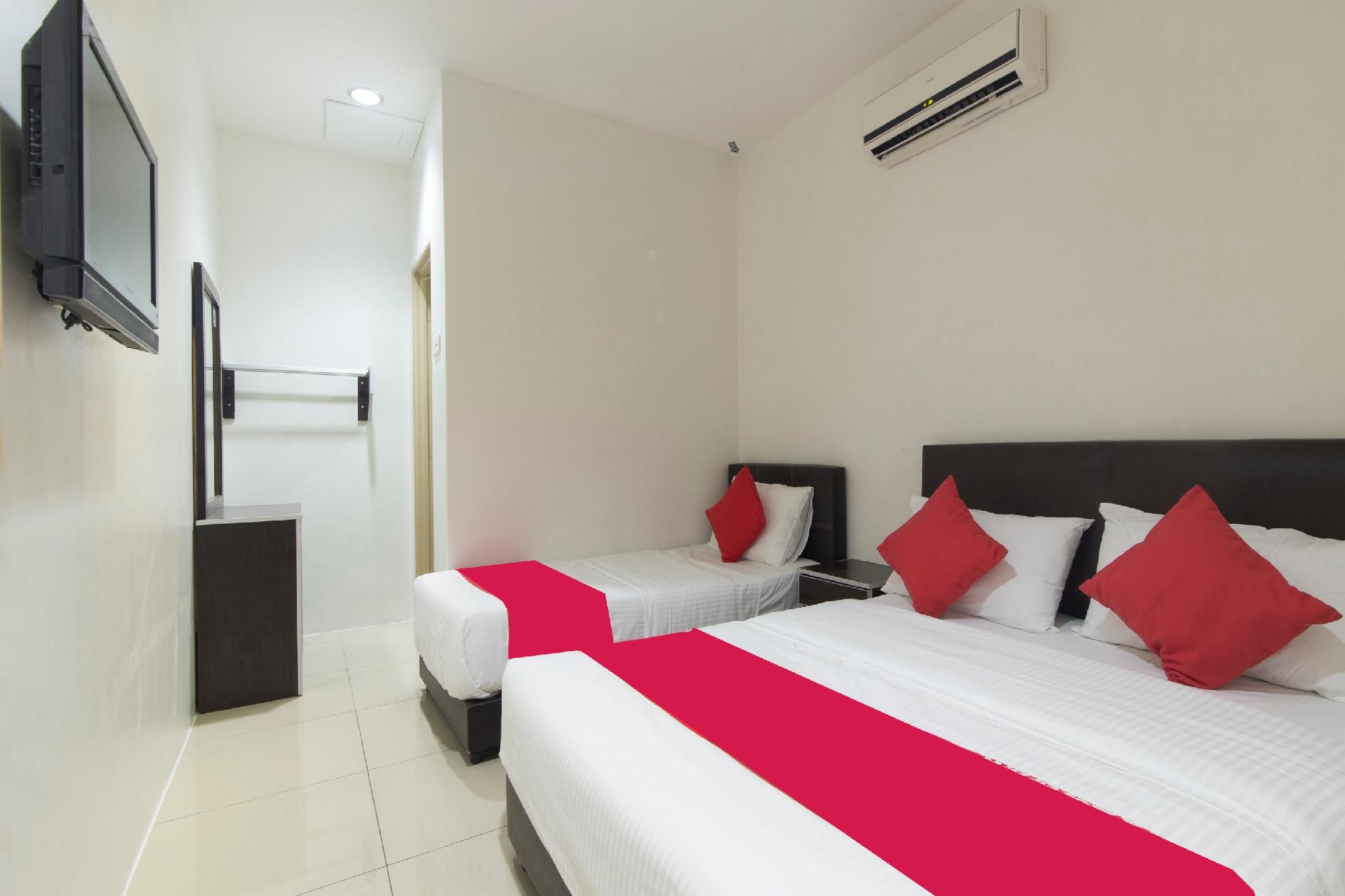 Mines Cempaka Budget Hotel Triple Standard