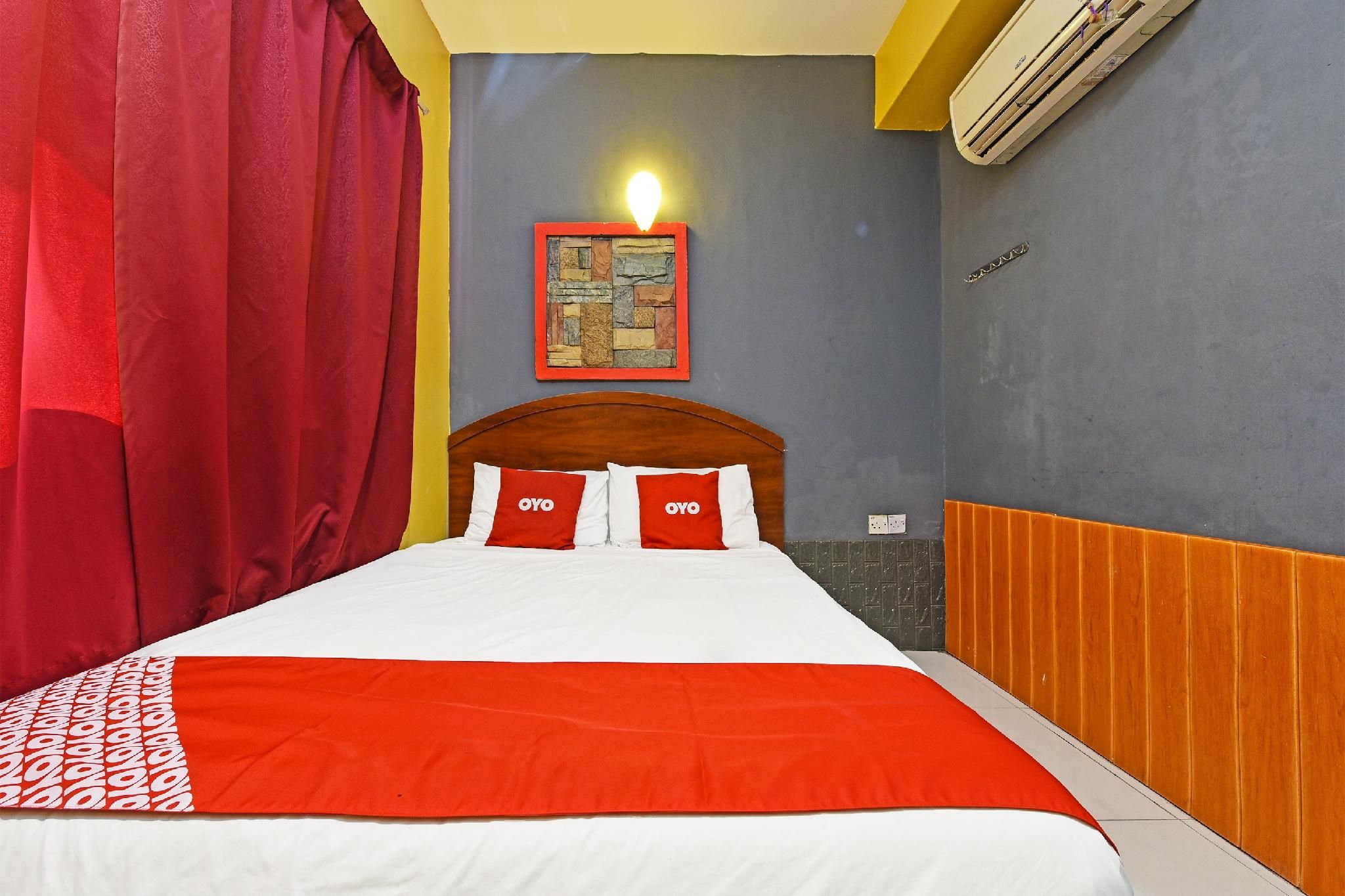 OYO 89656 Melati Hotel Nilai Deluxe Double Room 2