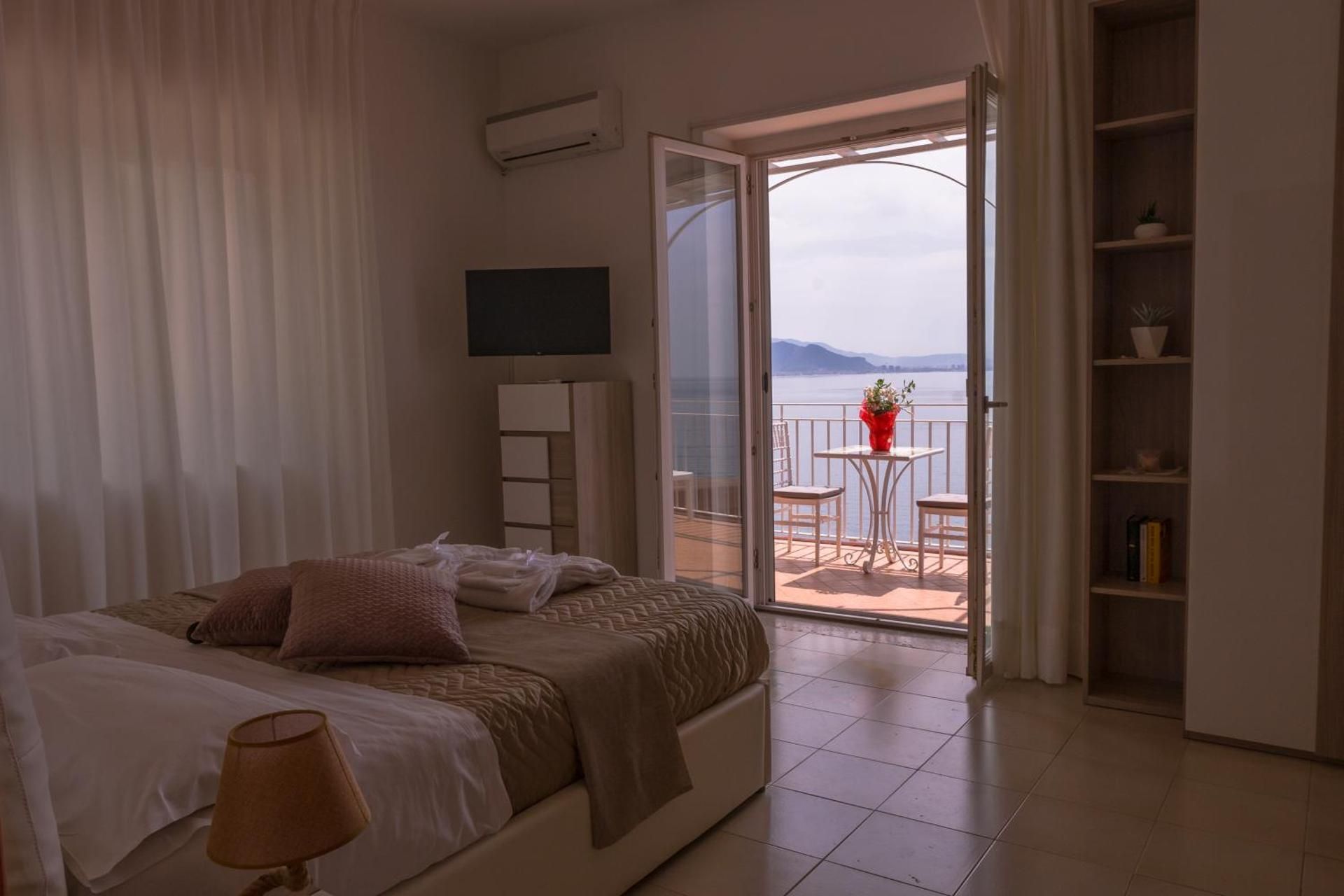 Double or Twin Room with Sea View