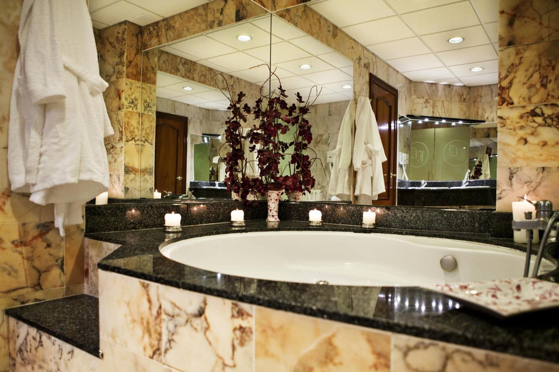 Deluxe Suite with Spa Bath