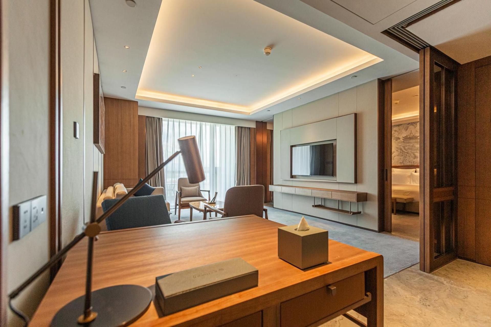 Executive Suite, Lounge Access,1 King Size Bed, Private Balcony, City View