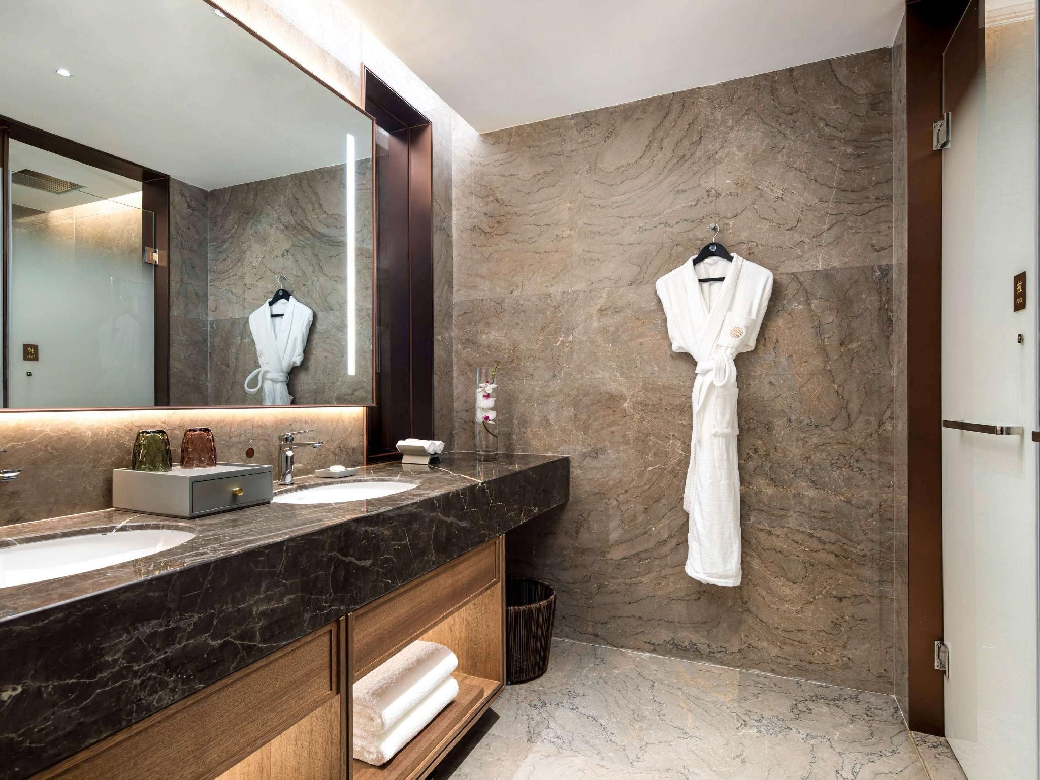 Executive Room,1 King Size Bed, Lounge Access, 2 Single Size Beds, Private Garden, Garden View