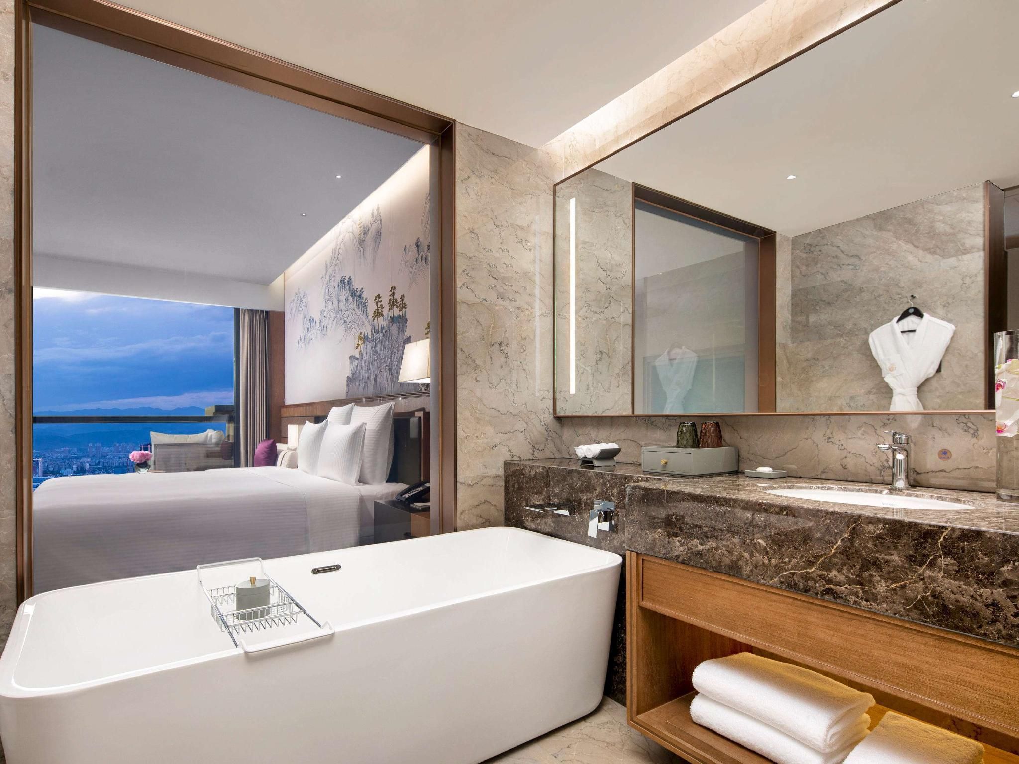 Executive Room,1 King Size Bed, Lounge Access, 2 Single Size Beds, Private Garden, Garden View