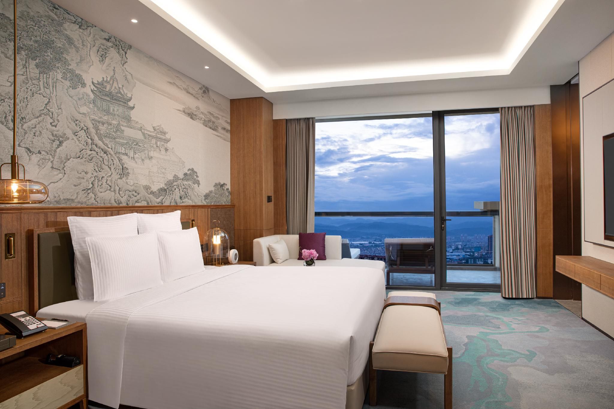 Executive Suite, Lounge Access,1 King Size Bed, Private Balcony, City View