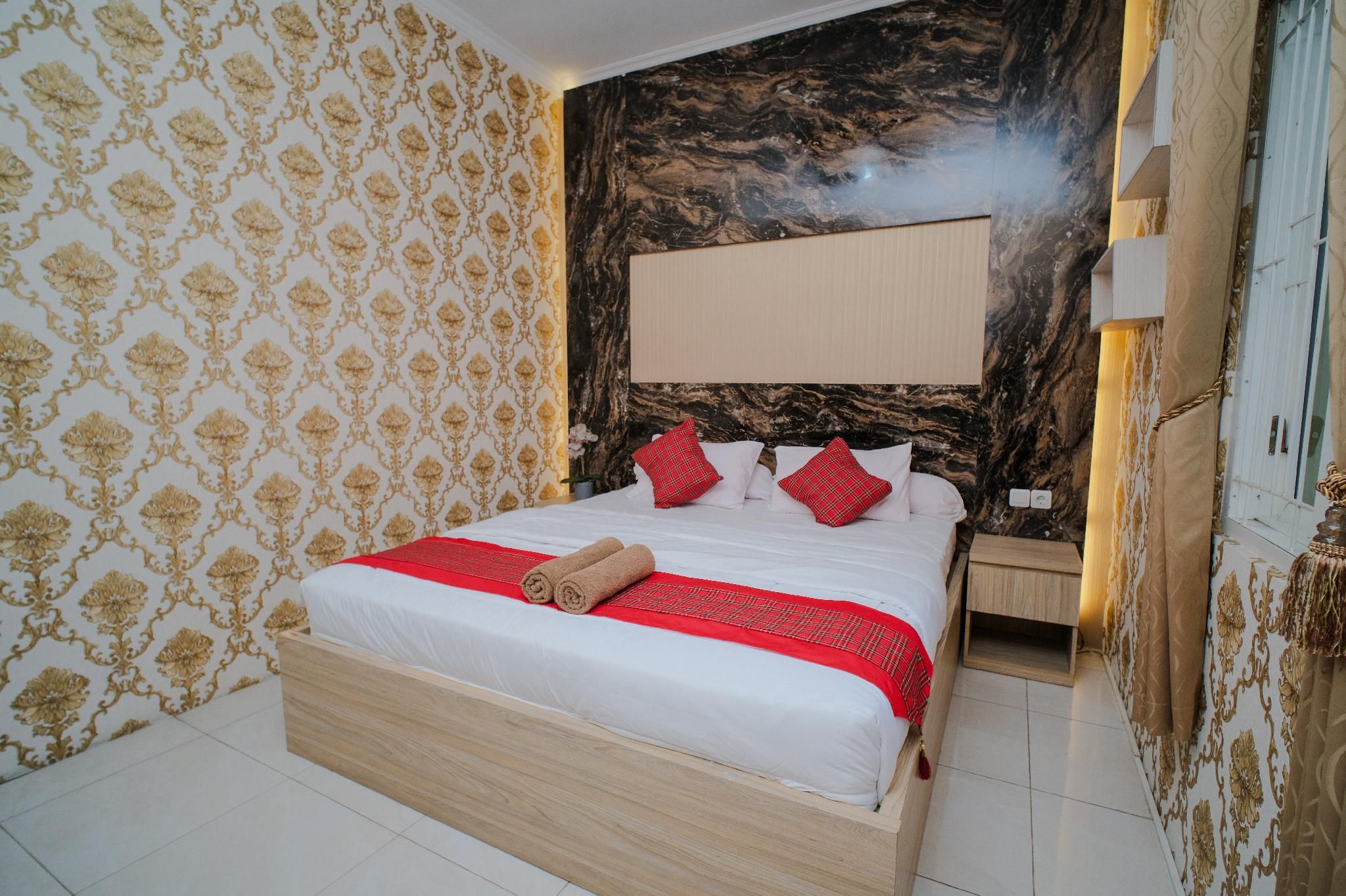 Deluxe - 1 Queen Bed