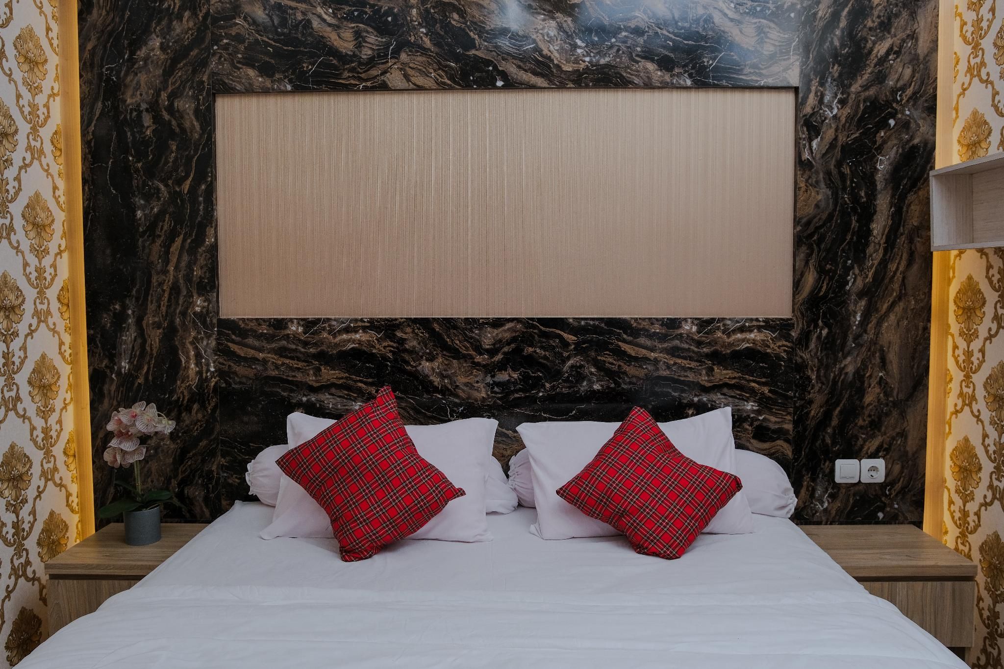 Deluxe - 1 Queen Bed