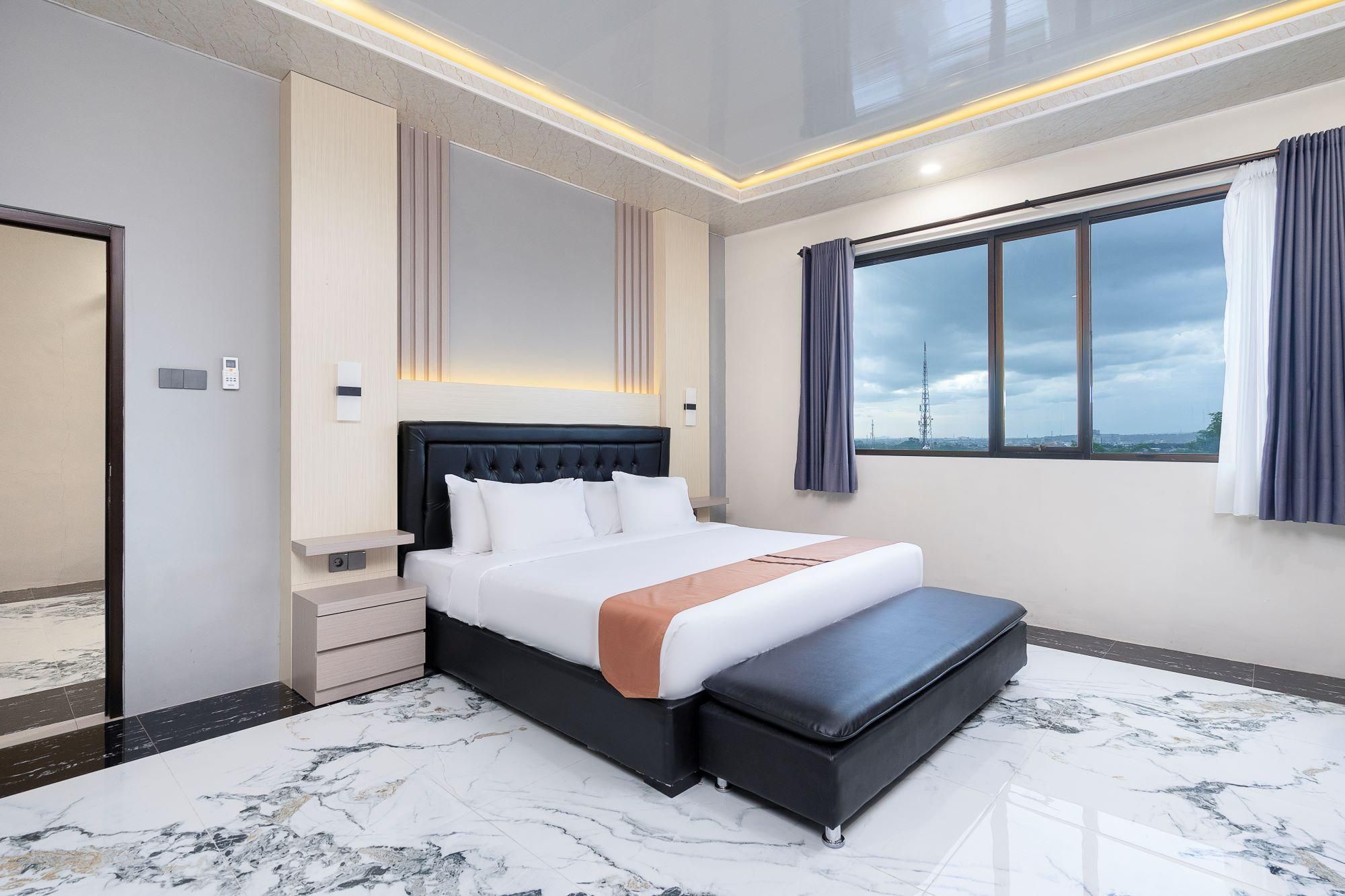 Grand Valonia  Executive Suite City View 2