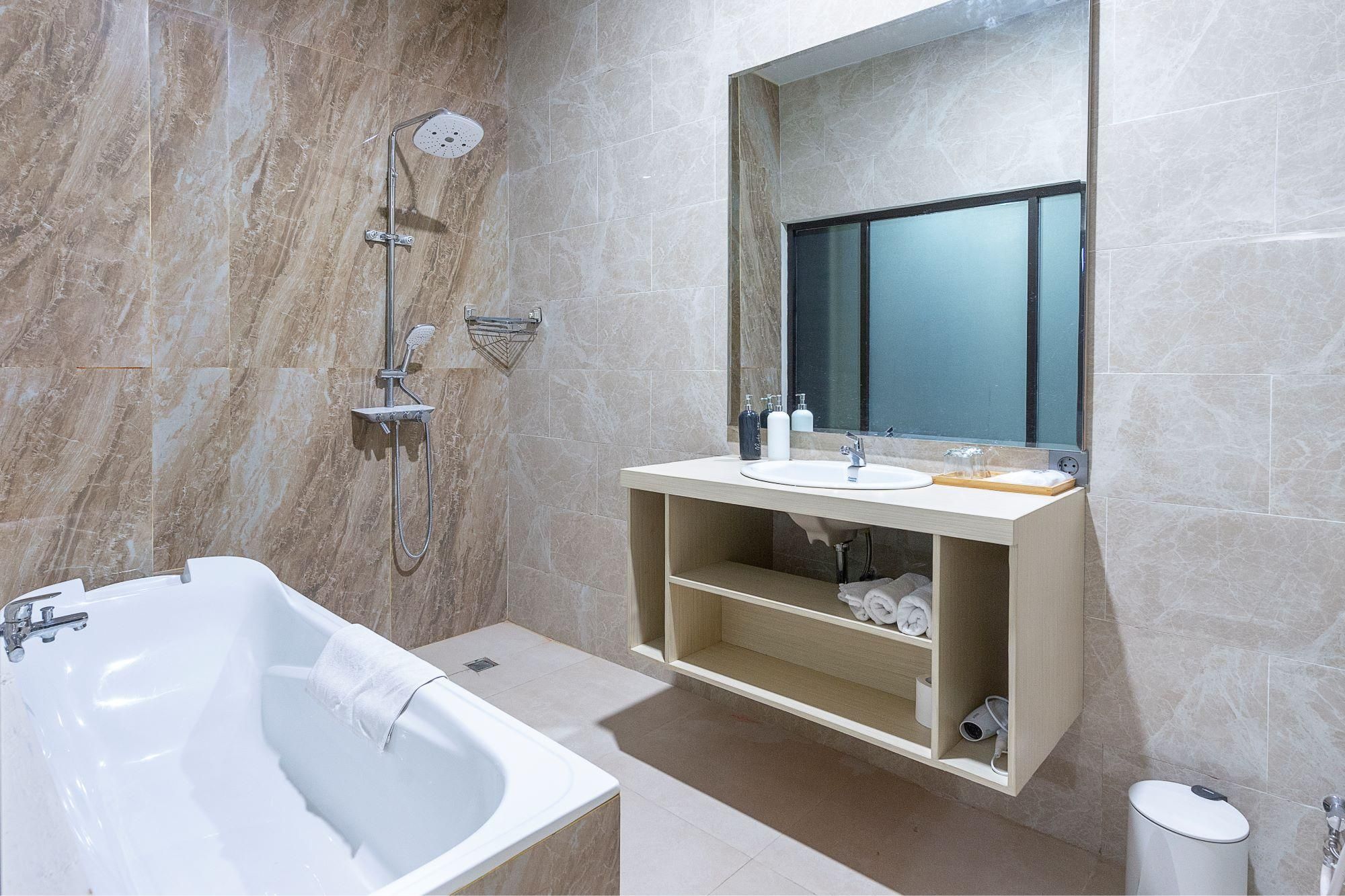 Grand Valonia  Executive Suite City View 3