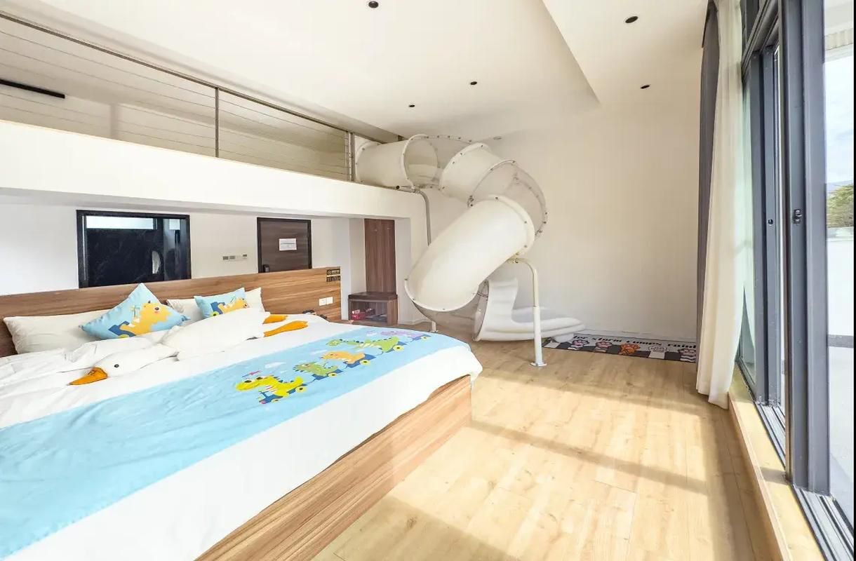 6-Bedroom Family Room with Bathroom