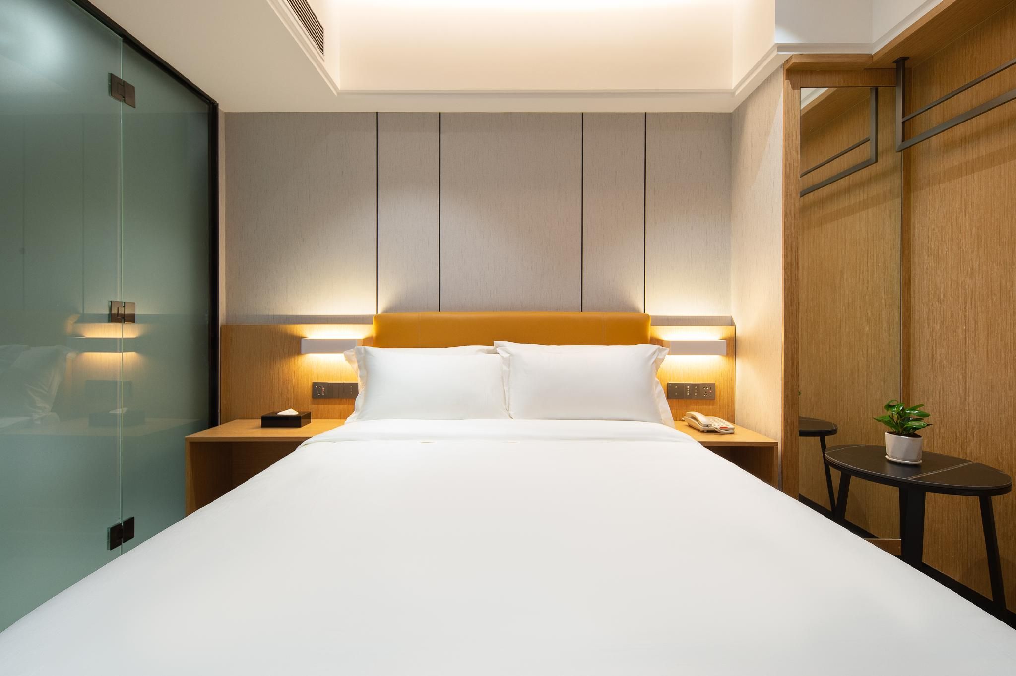Rezen - Select Light Luxury 1 Bed Room