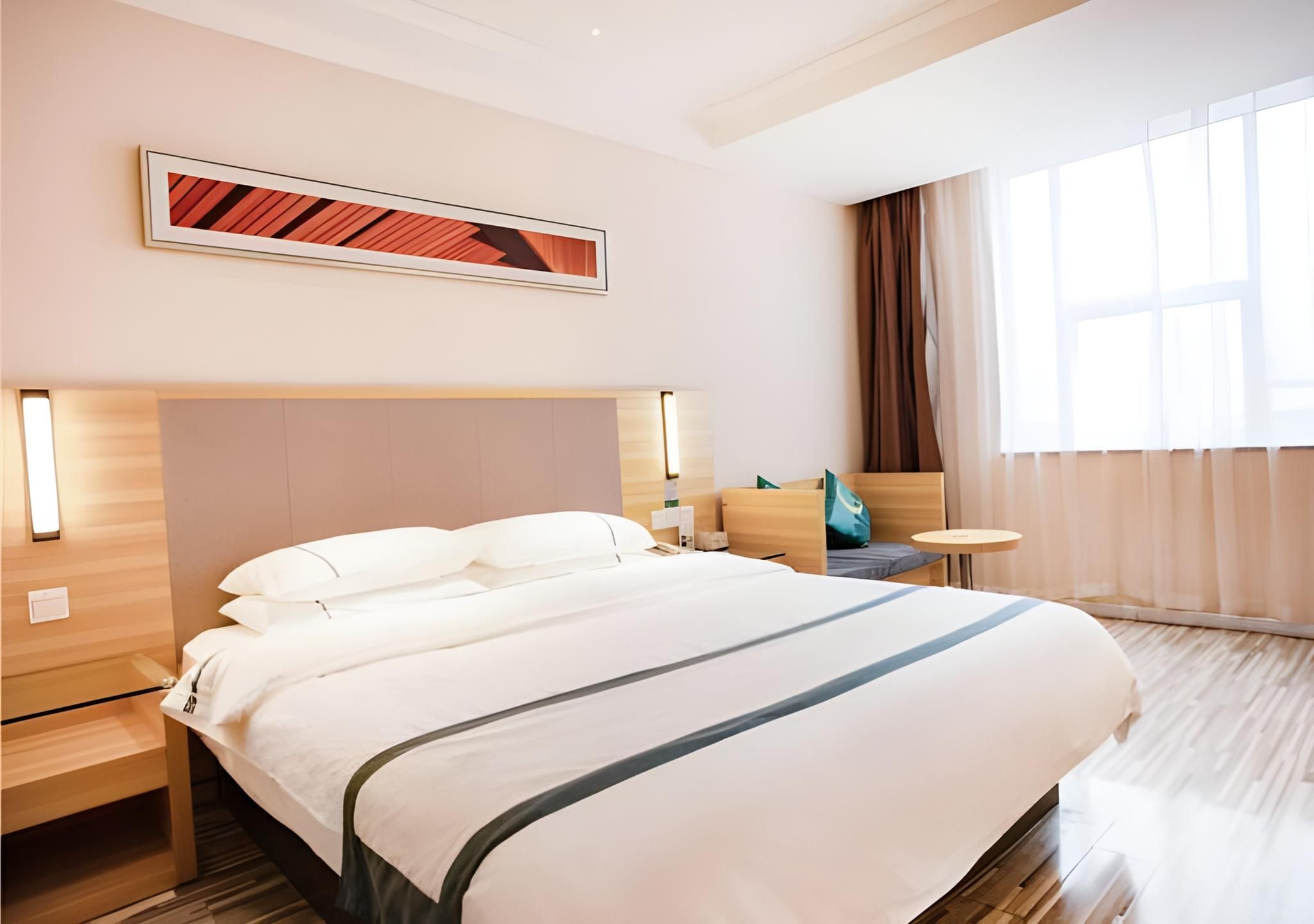 Stand Queen Room