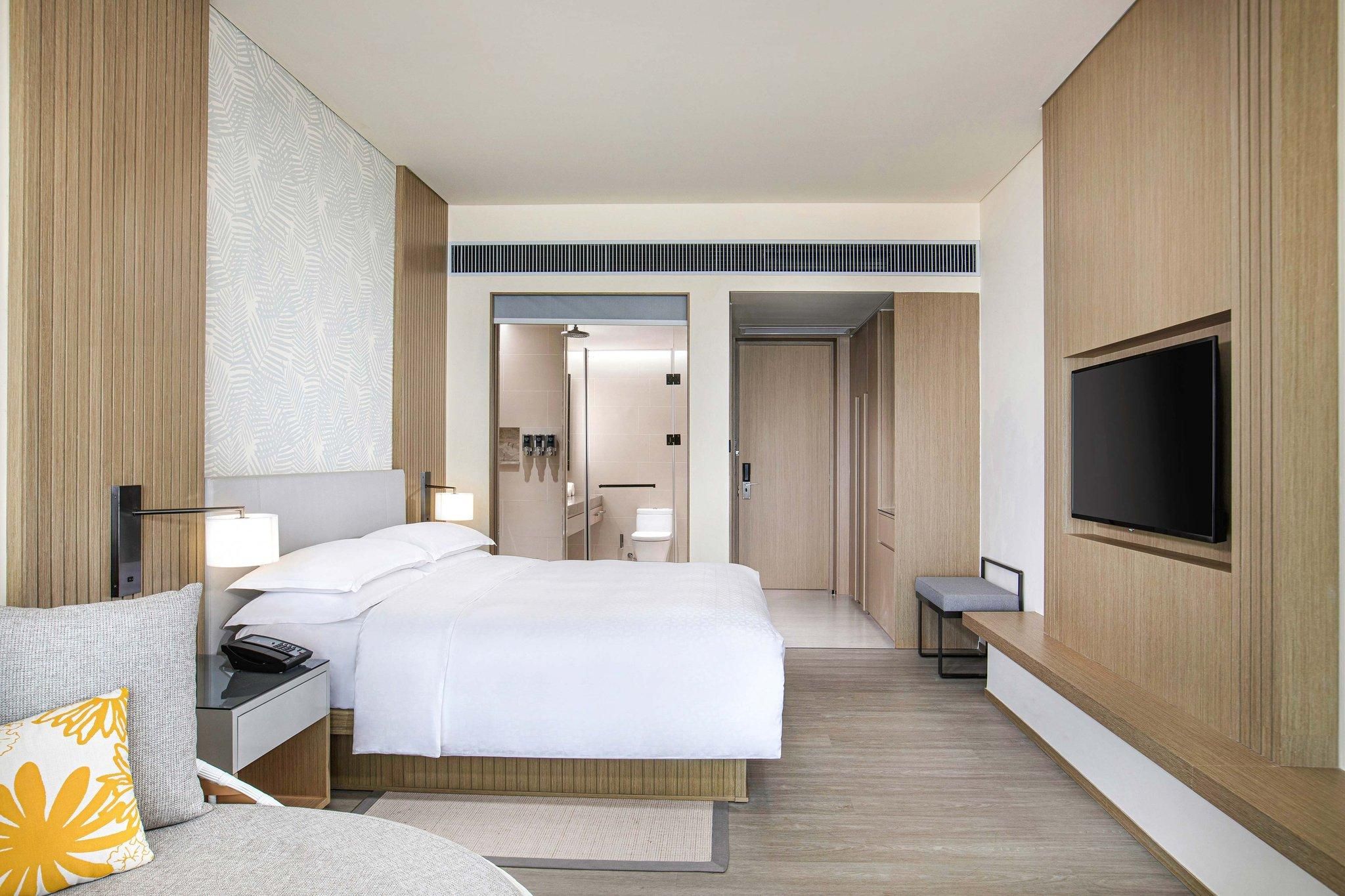 Deluxe Family room, 1 King or 1 Twin, Partial sea view, Balcony