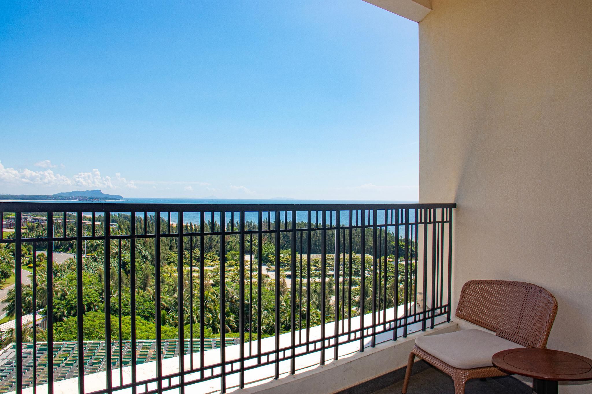 Deluxe Family room, 1 King or 1 Twin, Partial sea view, Balcony
