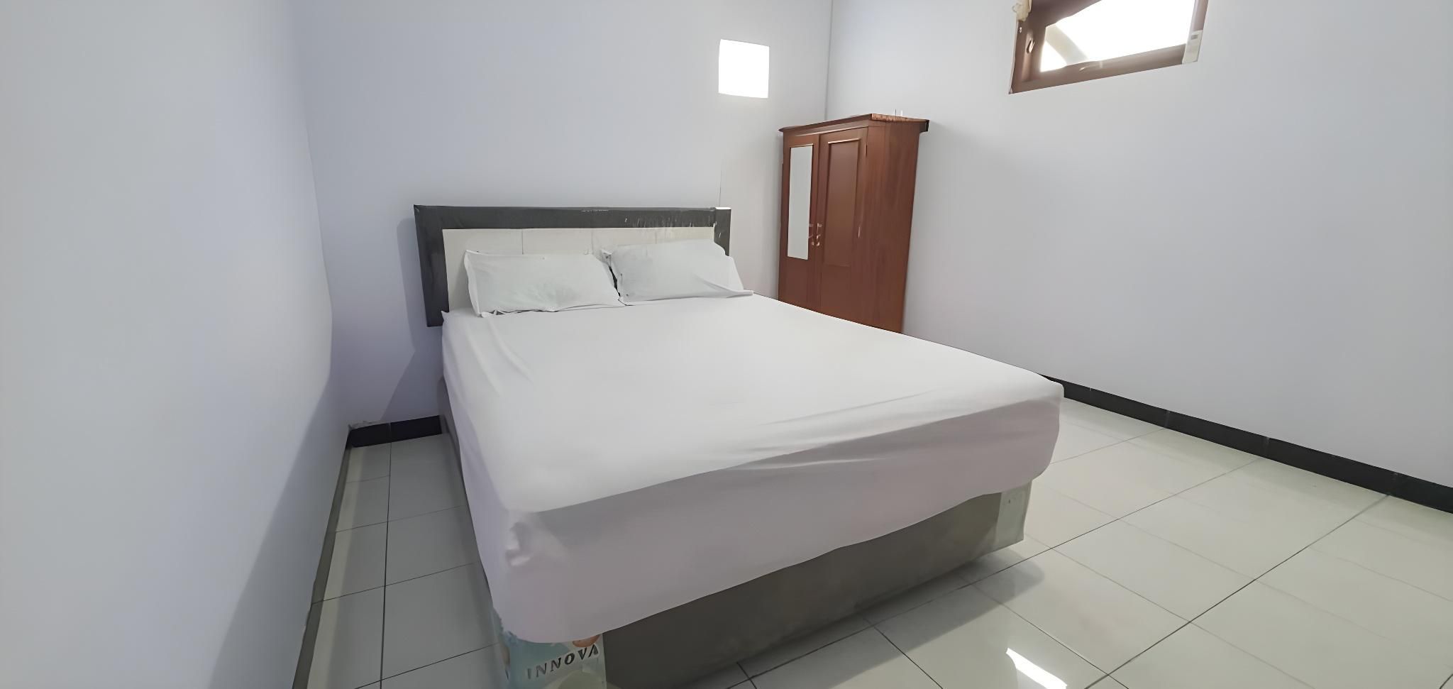 Angrumba Family Homestay near RSUD Caruban Mitra RedDoorz Promotion Room