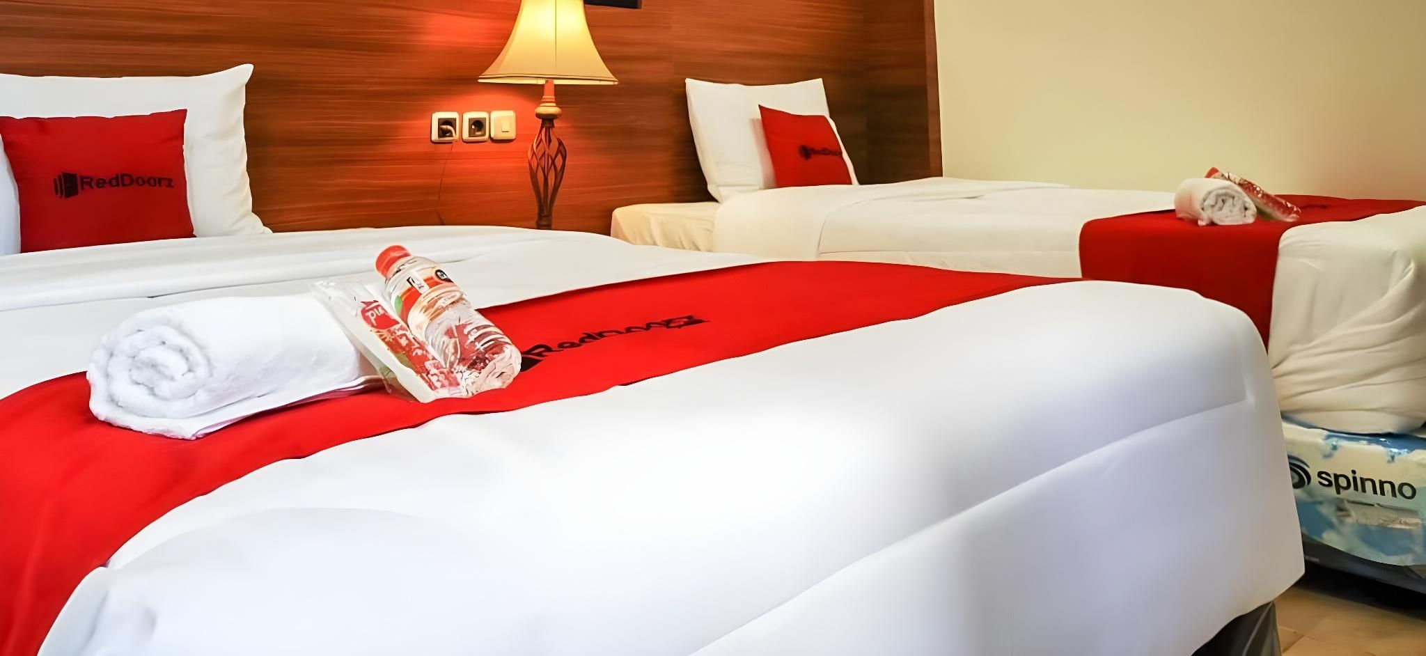 RedDoorz Plus @ Taman Madiun Twin Room 2