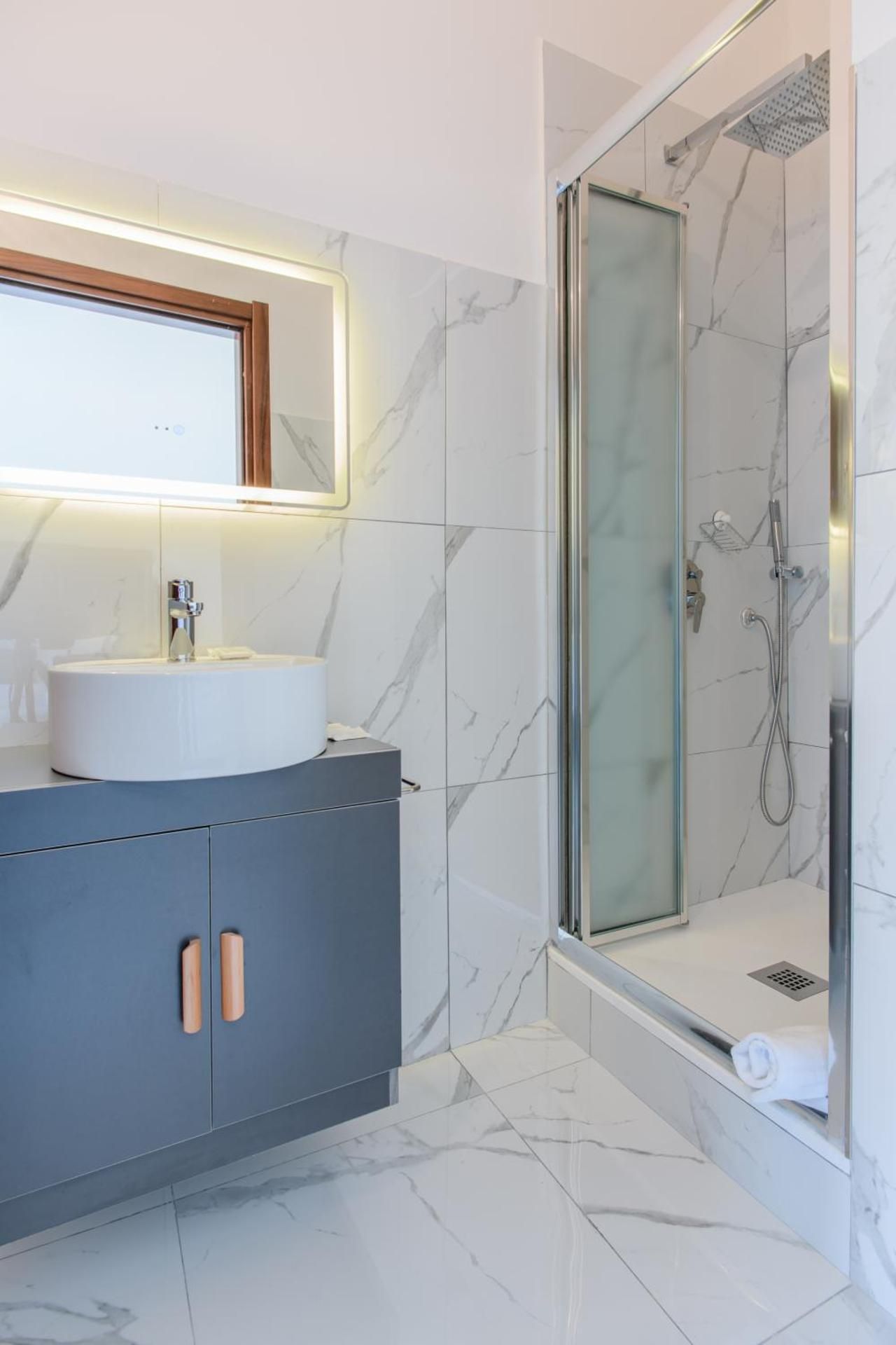 Naro Suites and Rooms King Room with Balcony 3