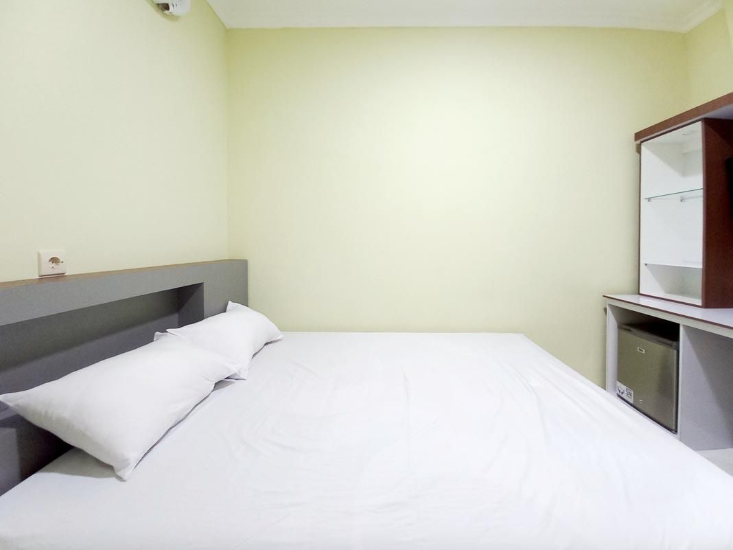 Sky In Homestay Syariah near RSUD Sogaten Mitra RedDoorz Standard Room