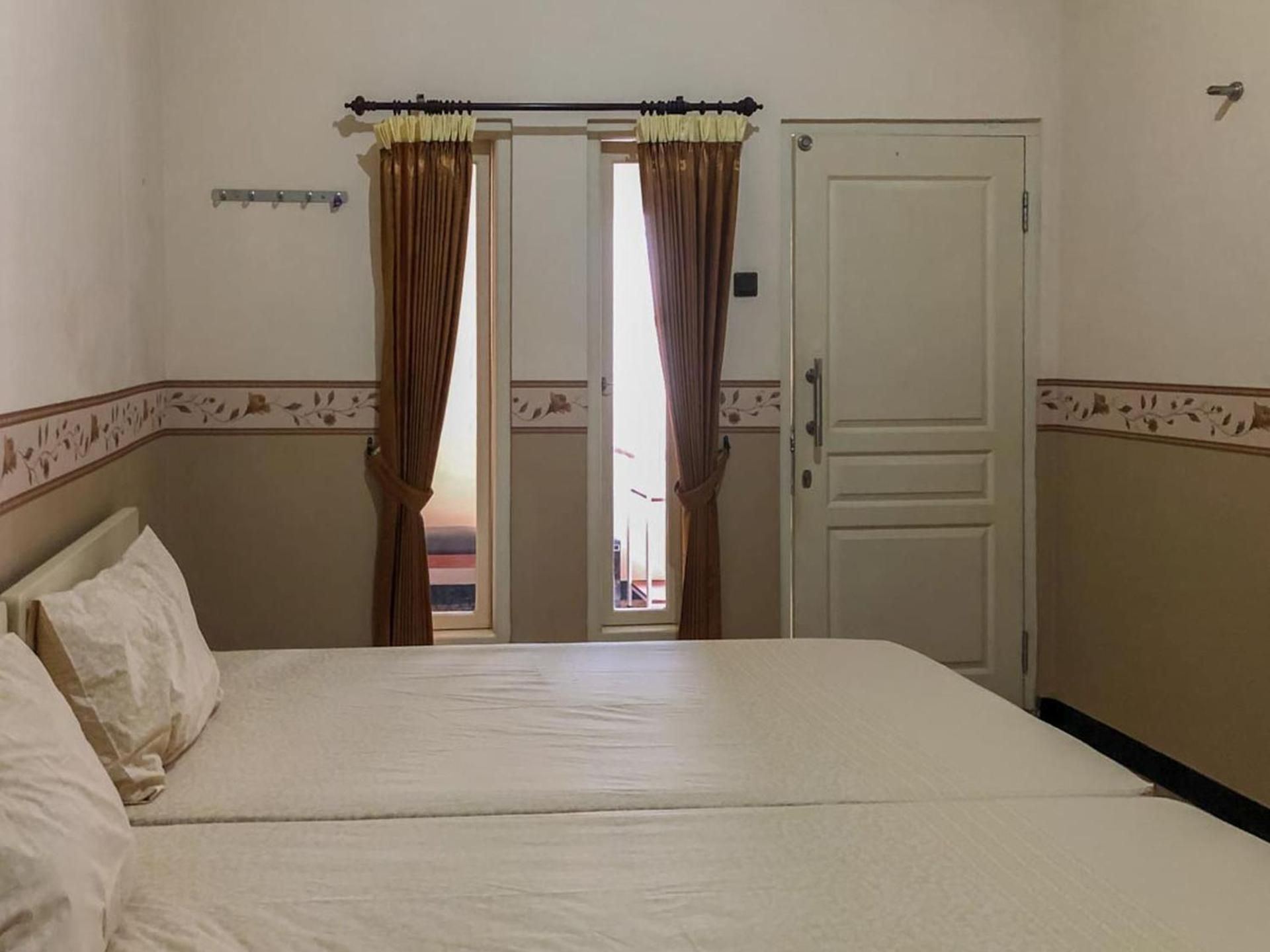 RedDoorz Syariah near Pasar Sleko Madiun  Economy Double Room 2