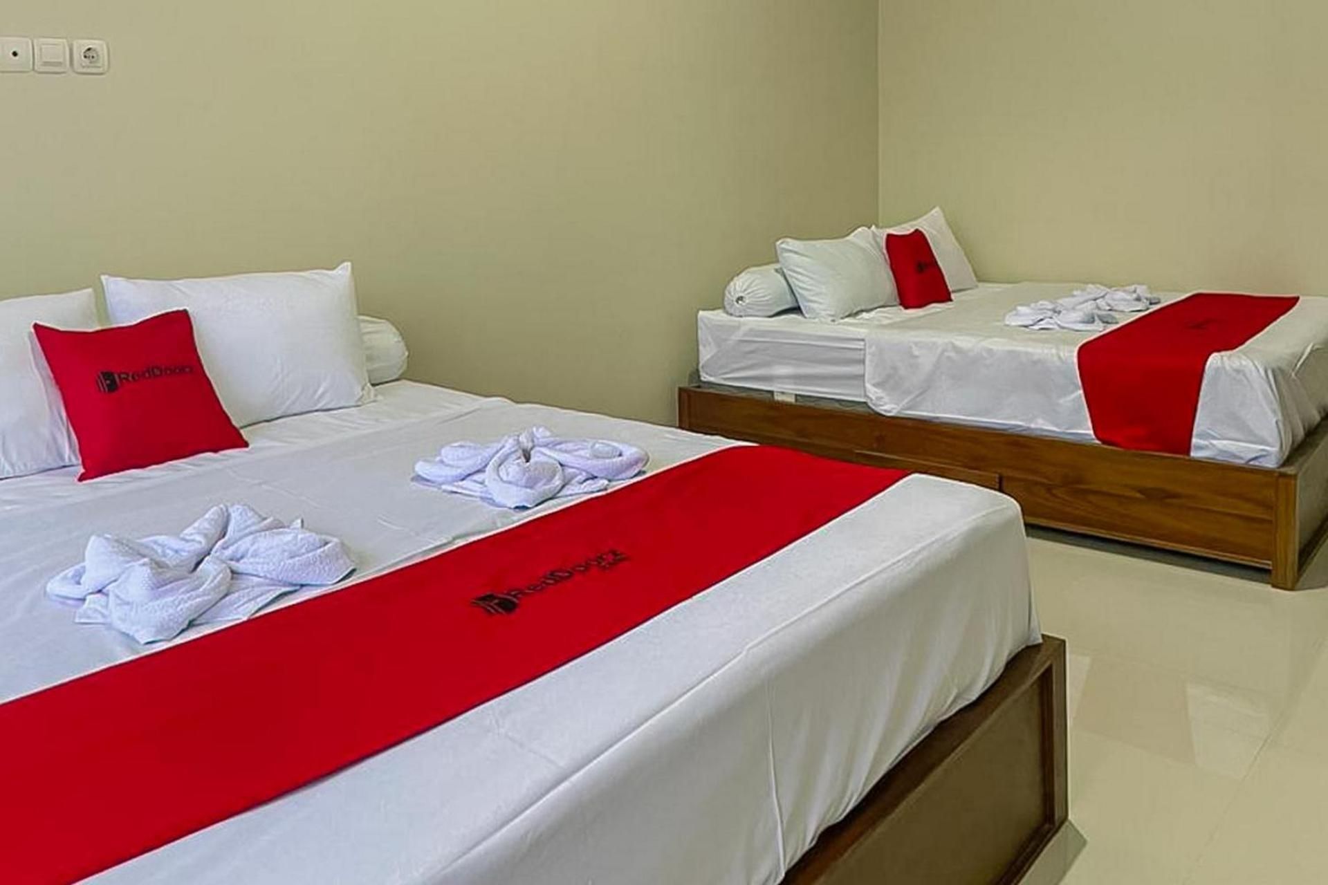 RedDoorz Syariah near Stasiun Madiun 2 Family Room 2