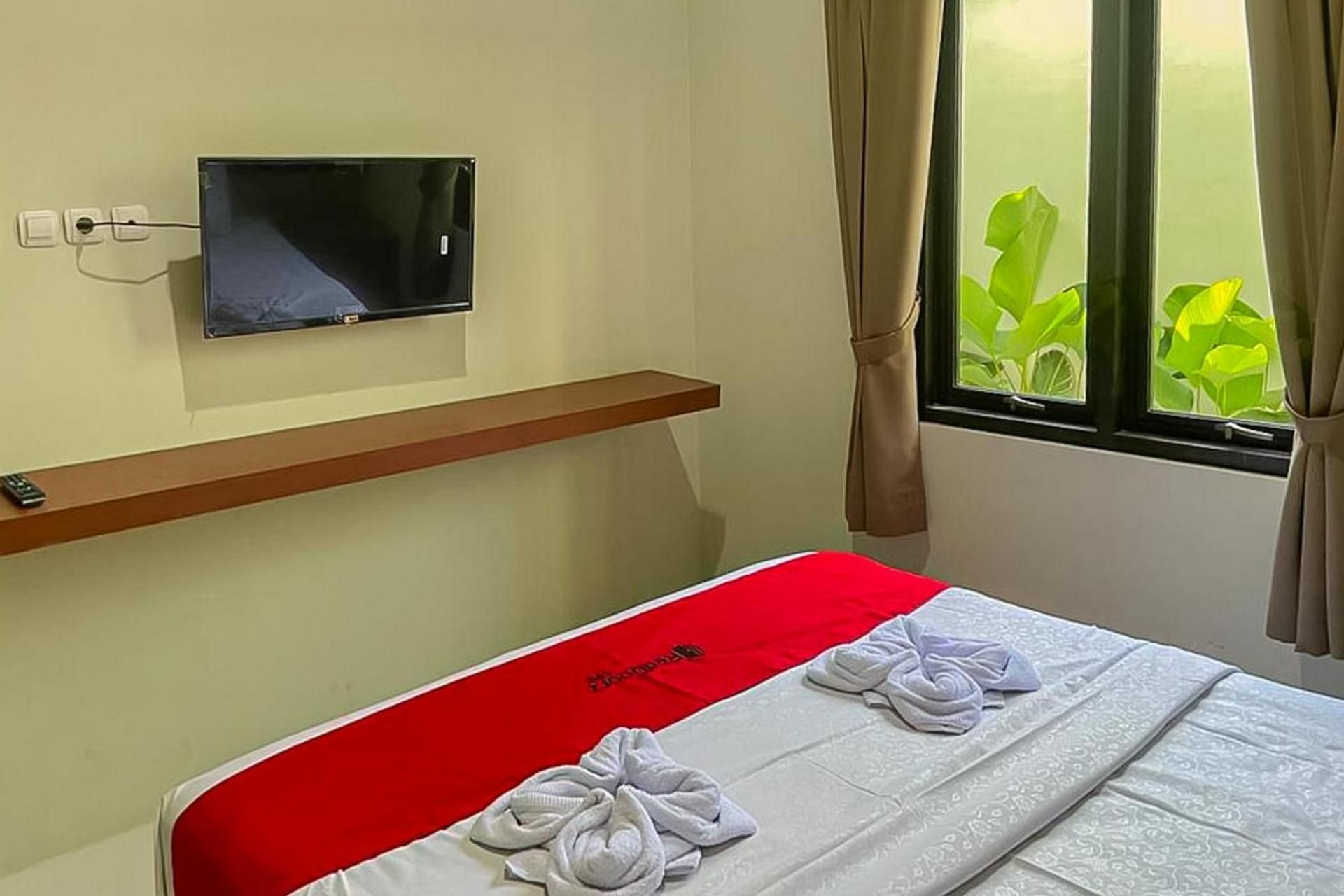RedDoorz Syariah near Stasiun Madiun 2 Economy Double Room 3