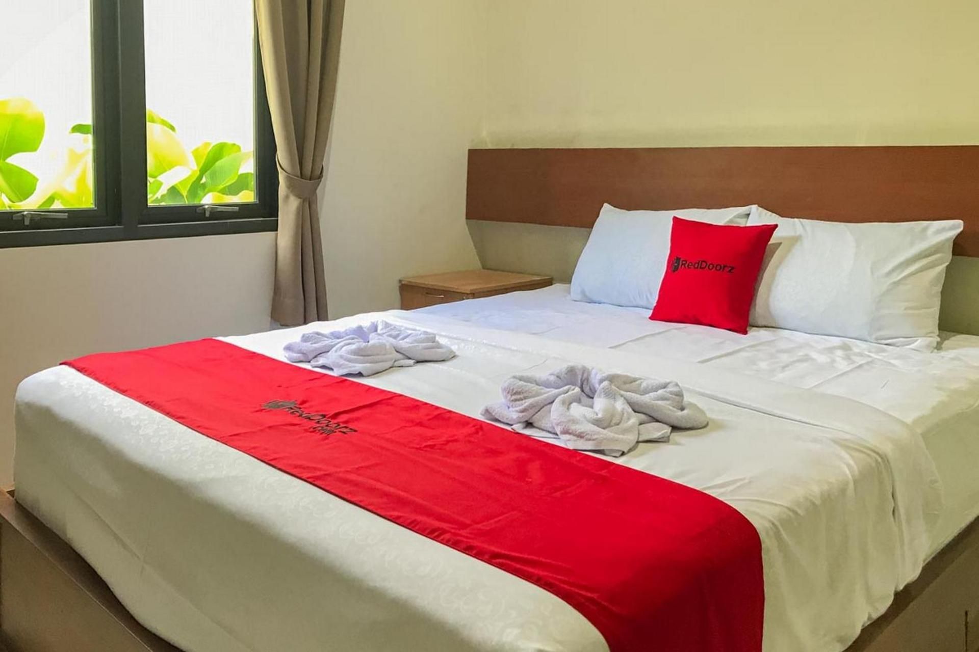 RedDoorz Syariah near Stasiun Madiun 2 Economy Double Room