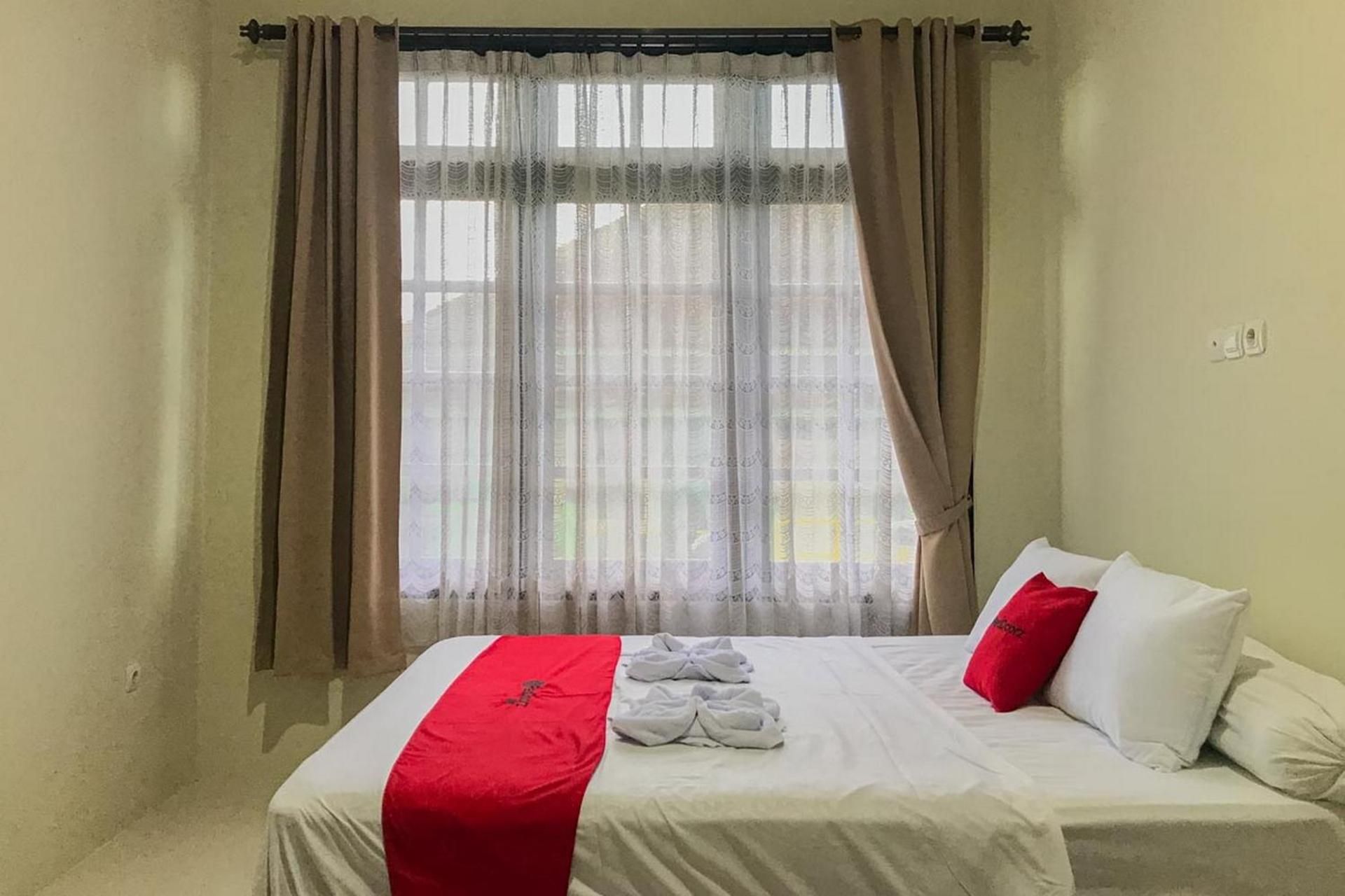 RedDoorz Syariah near Stasiun Madiun 2 Economy Double Room 2