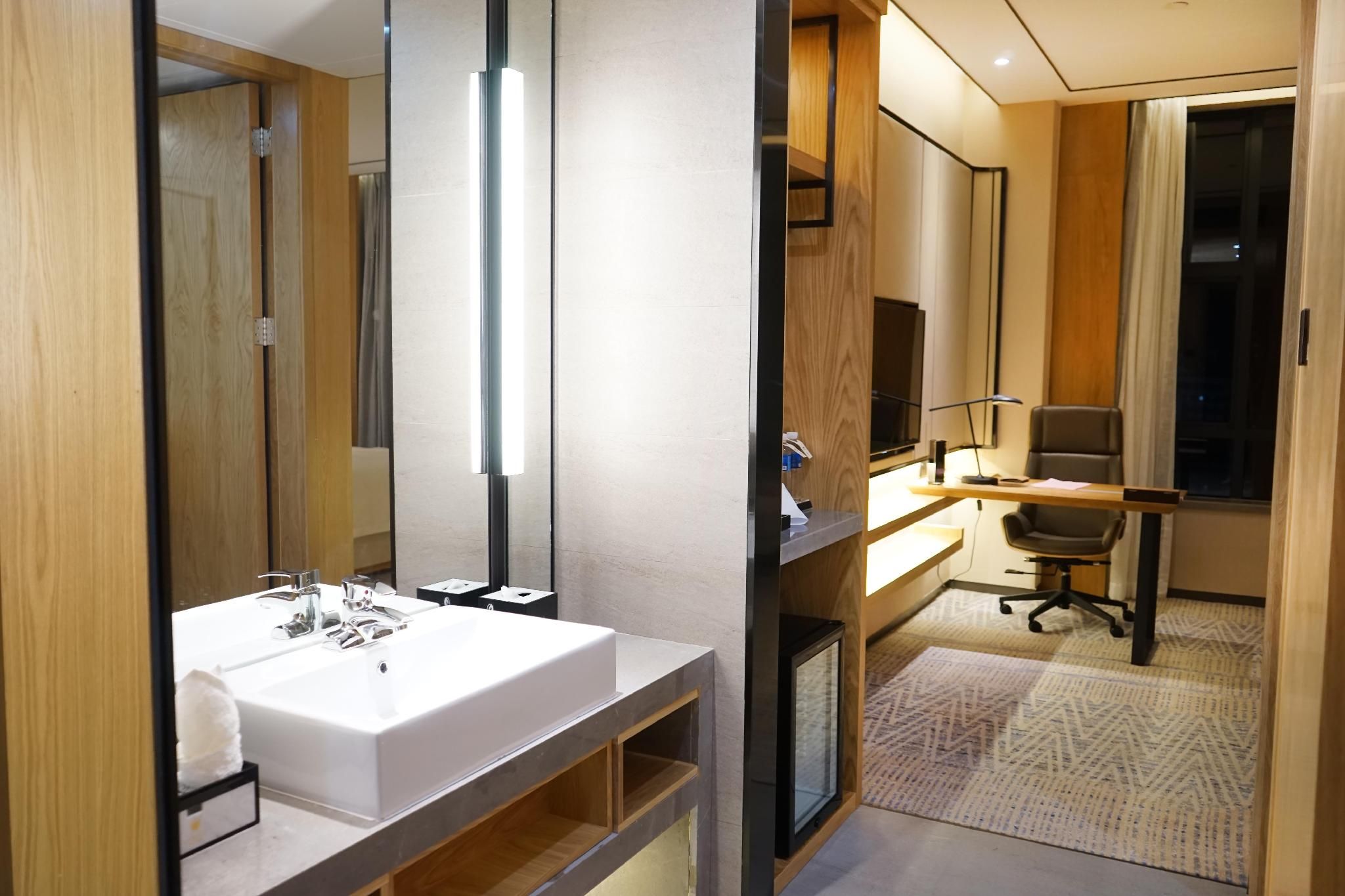 Rezen - Select Light Luxury 1 Bed Room