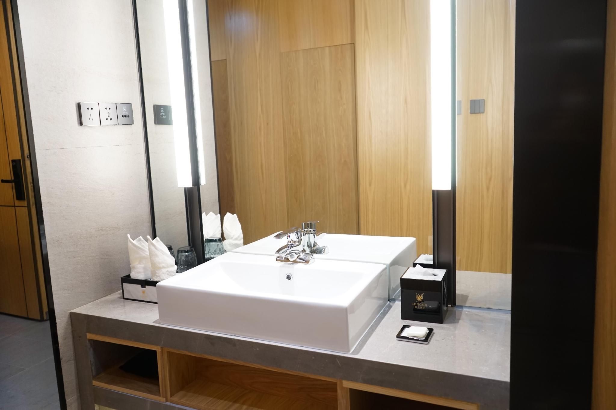 Rezen - Select Light Luxury 1 Bed Room